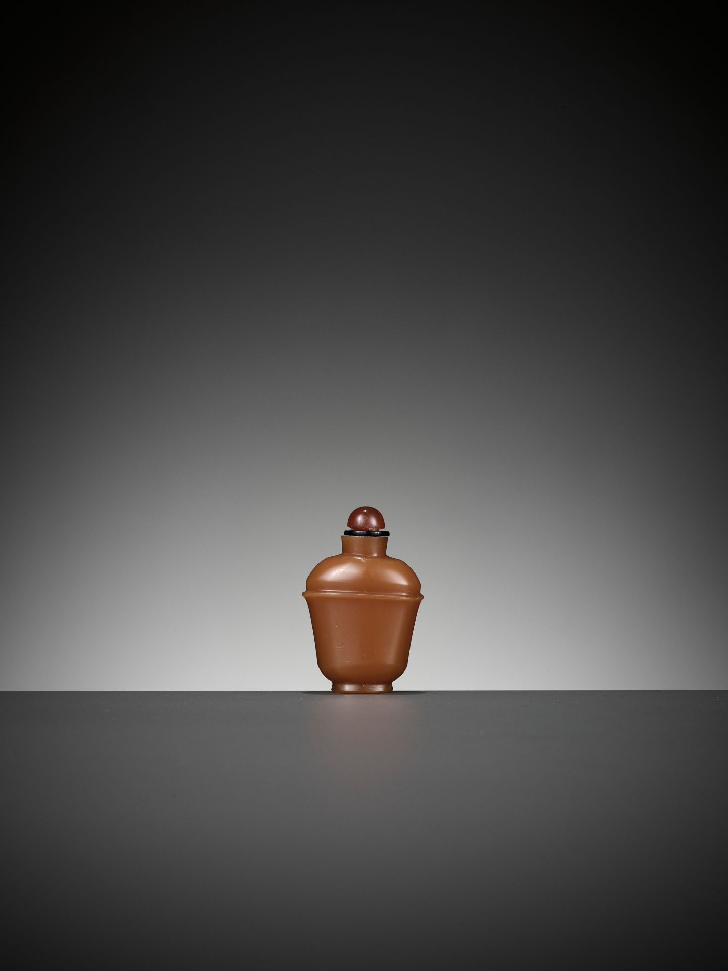 A CARAMEL GLASS MINIATURE SNUFF BOTTLE, 1760-1860 - Image 3 of 7