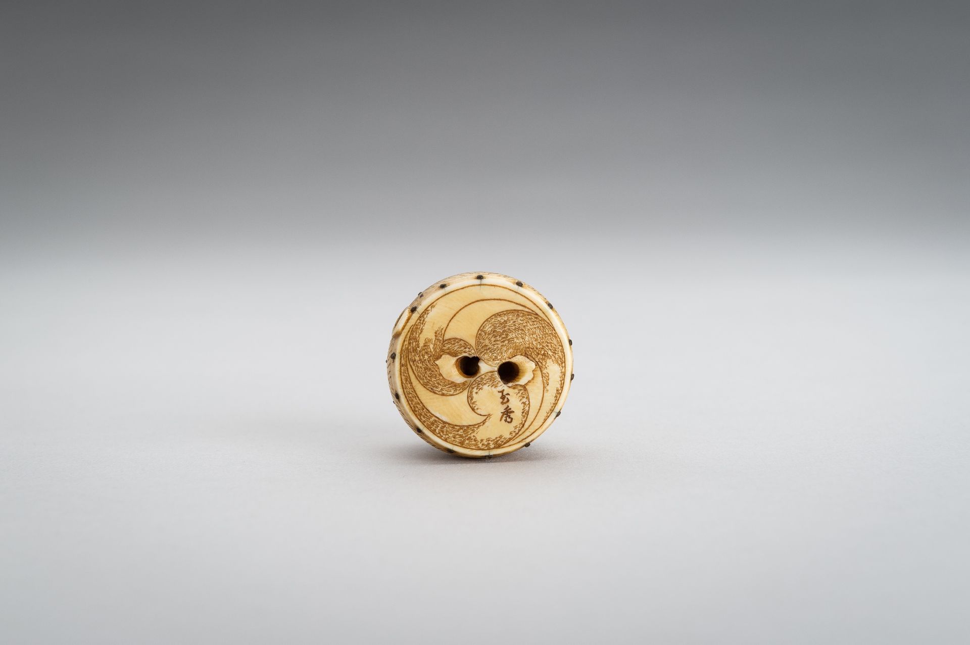 GYOKUSHU: AN IVORY NETSUKE OF AN ONI CLEANING A DRUM - Image 10 of 12