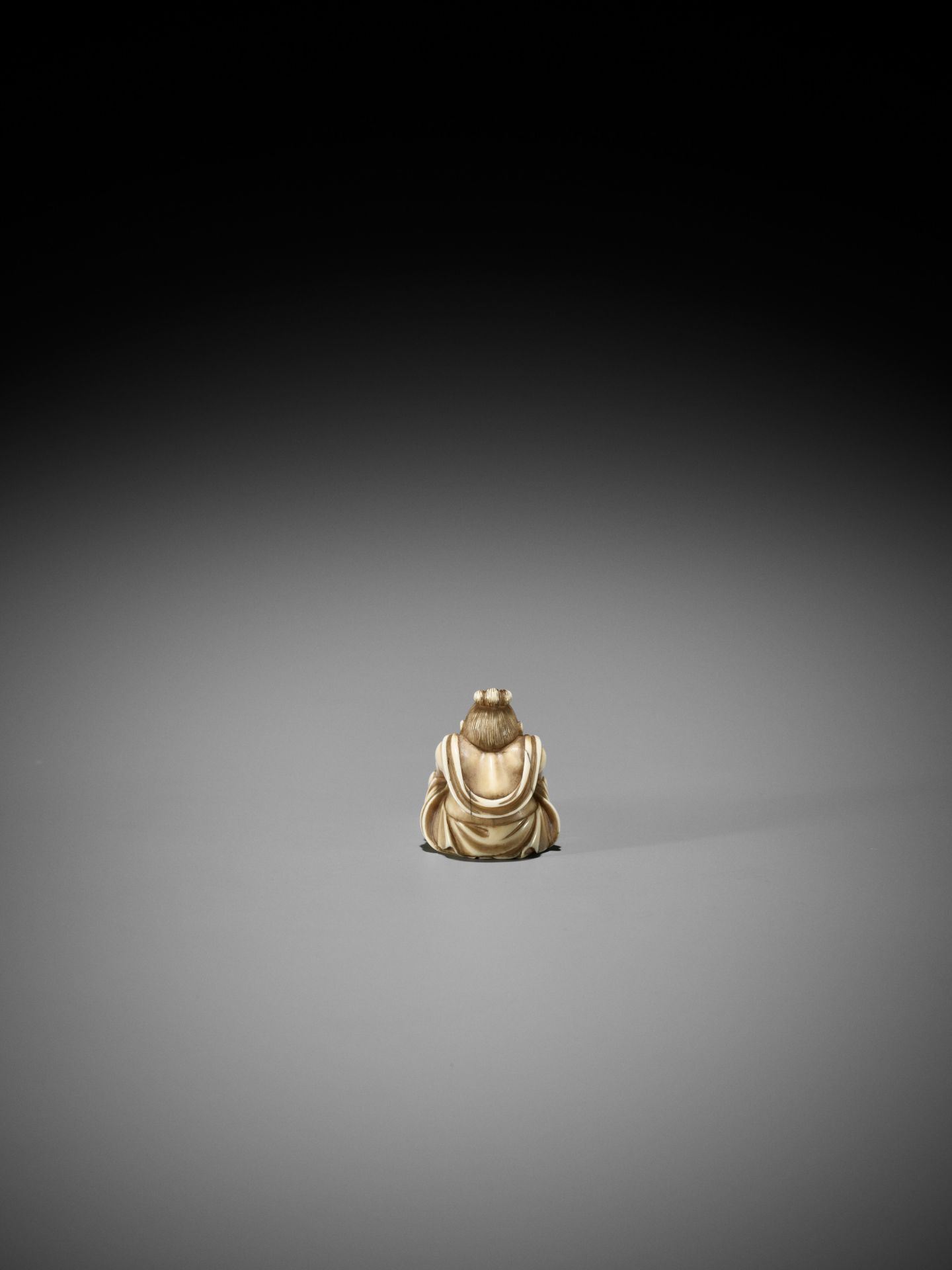 A FINE IVORY NETSUKE OF NIO WEAVING A SANDAL - Image 7 of 12