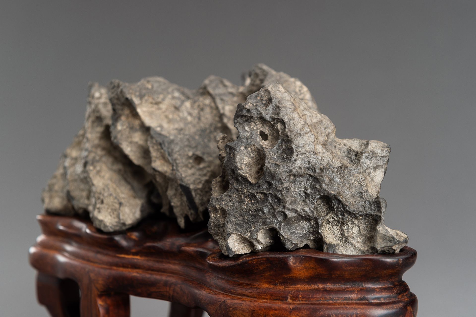 A GRAY LINGBI SCHOLAR'S ROCK ON FITTED BASE, 19TH CENTURY - Image 4 of 11