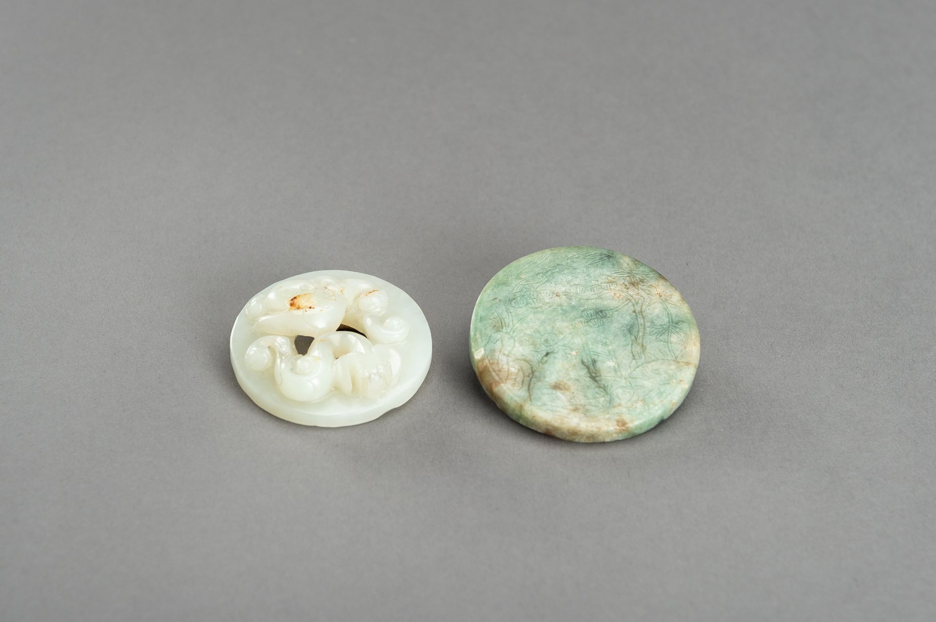 A LOT WITH TWO DECORATIVE JADE & HARDSTONE DISCS - Image 6 of 10