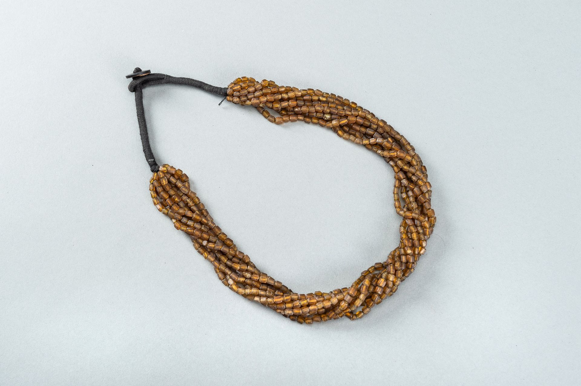 A WESTERN ASIATIC AMBER GLASS NECKLACE - Image 6 of 9