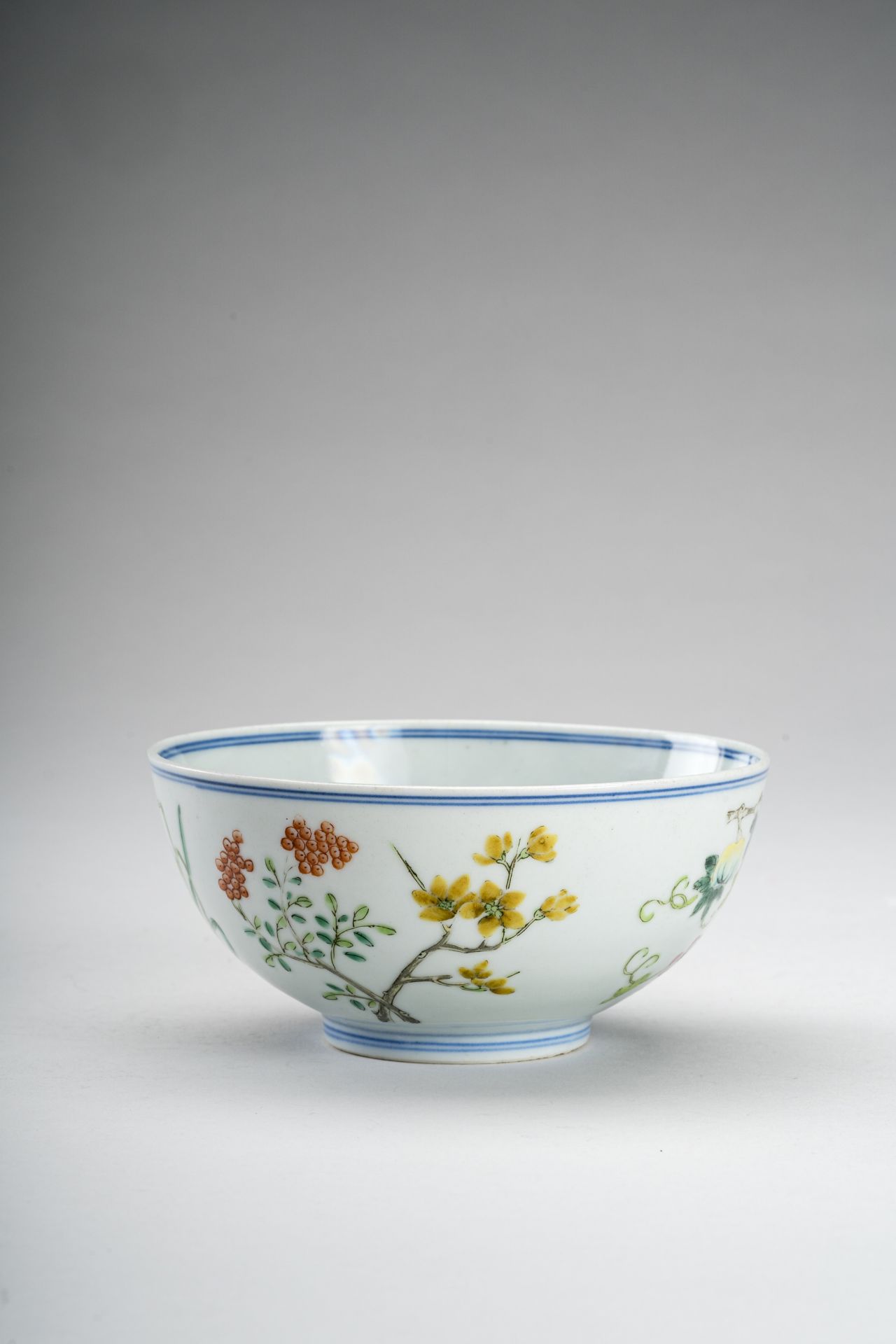 A FLORAL PORCELAIN BOWL - Bild 2 aus 10