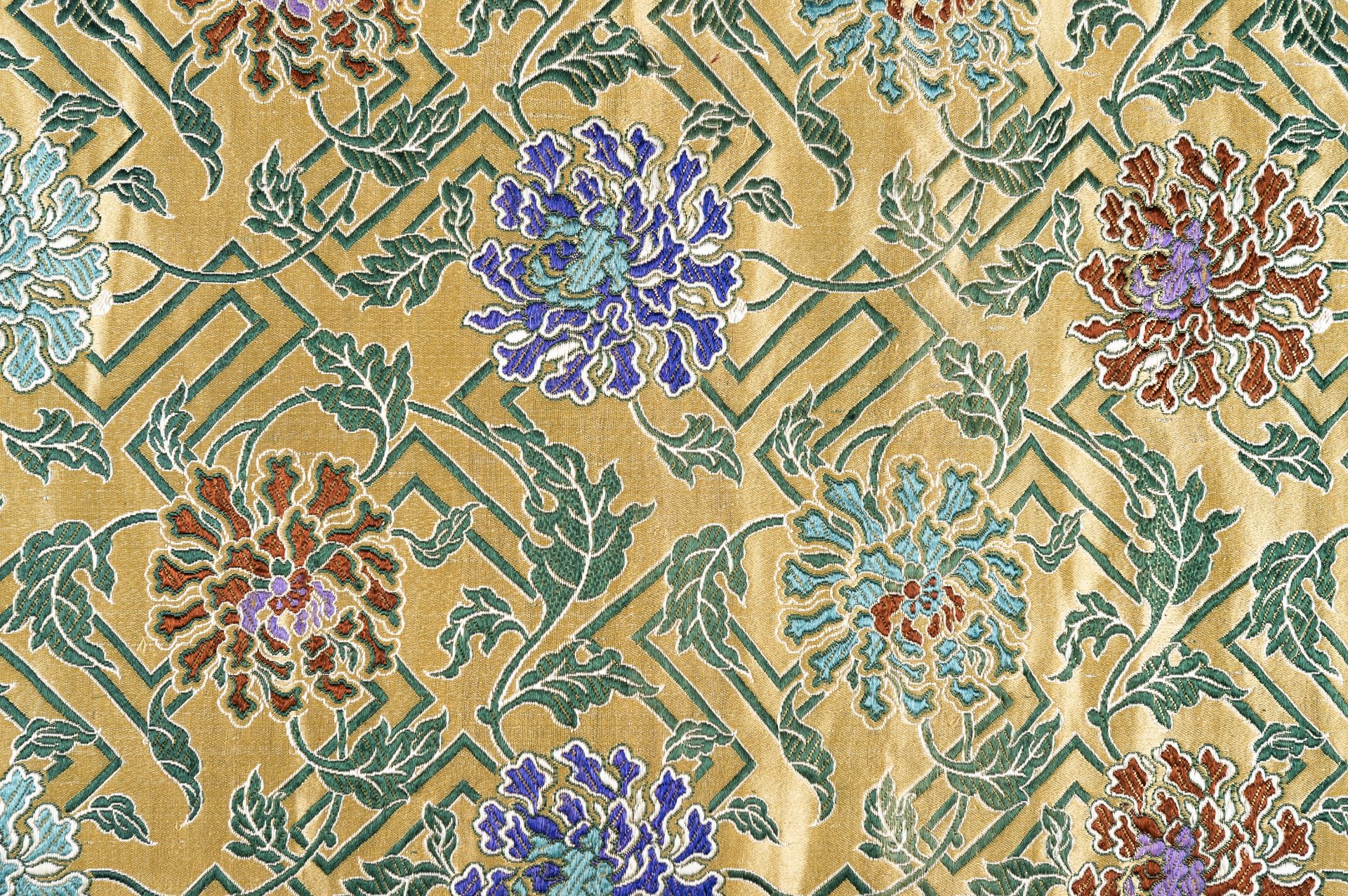 A LONG SILK FLORAL PANEL, QING - Bild 4 aus 11