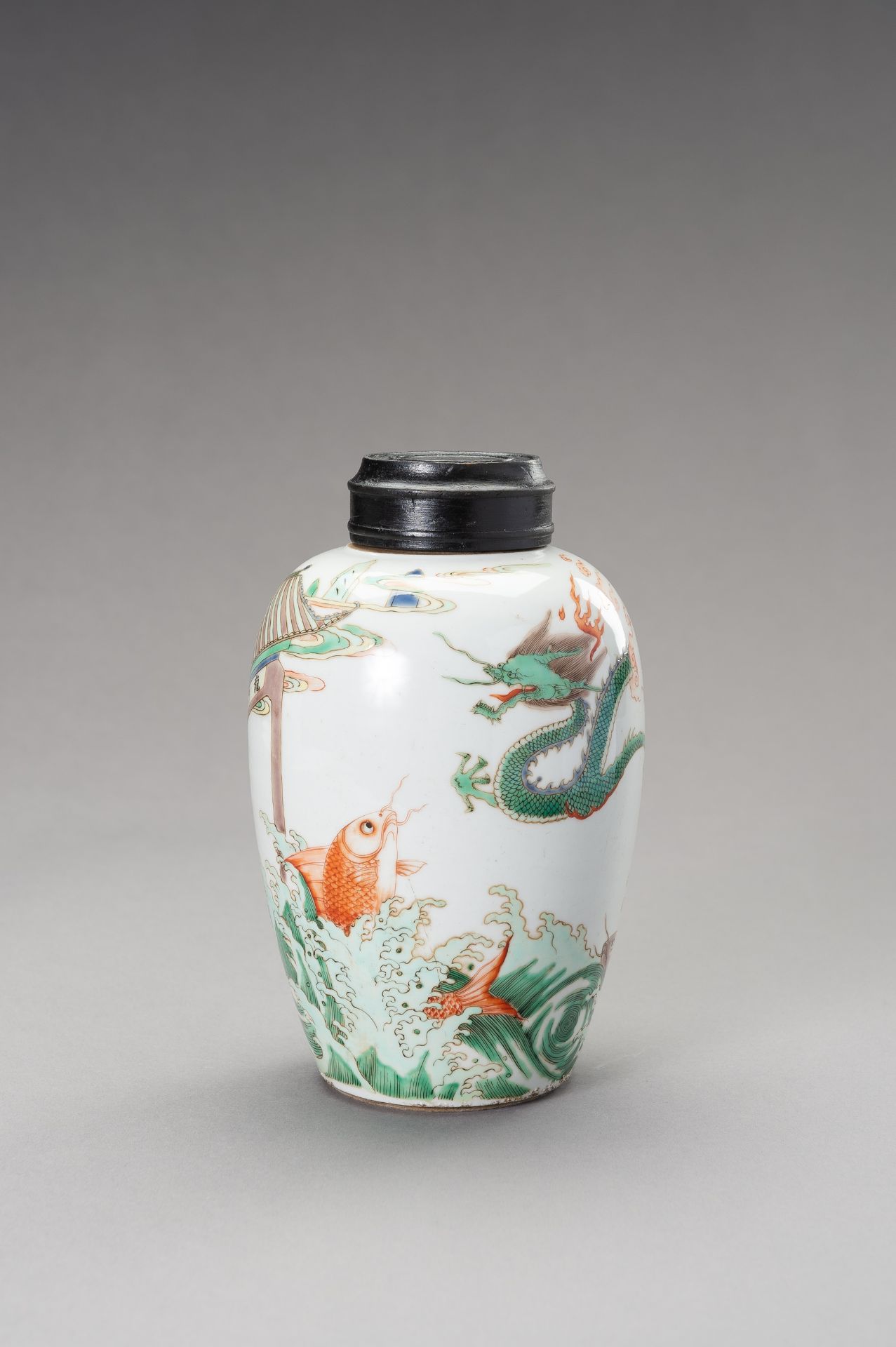 A FAMILLE VERTE 'DRAGON AND CARP' JAR, LATE QING DYNASTY - Bild 2 aus 12