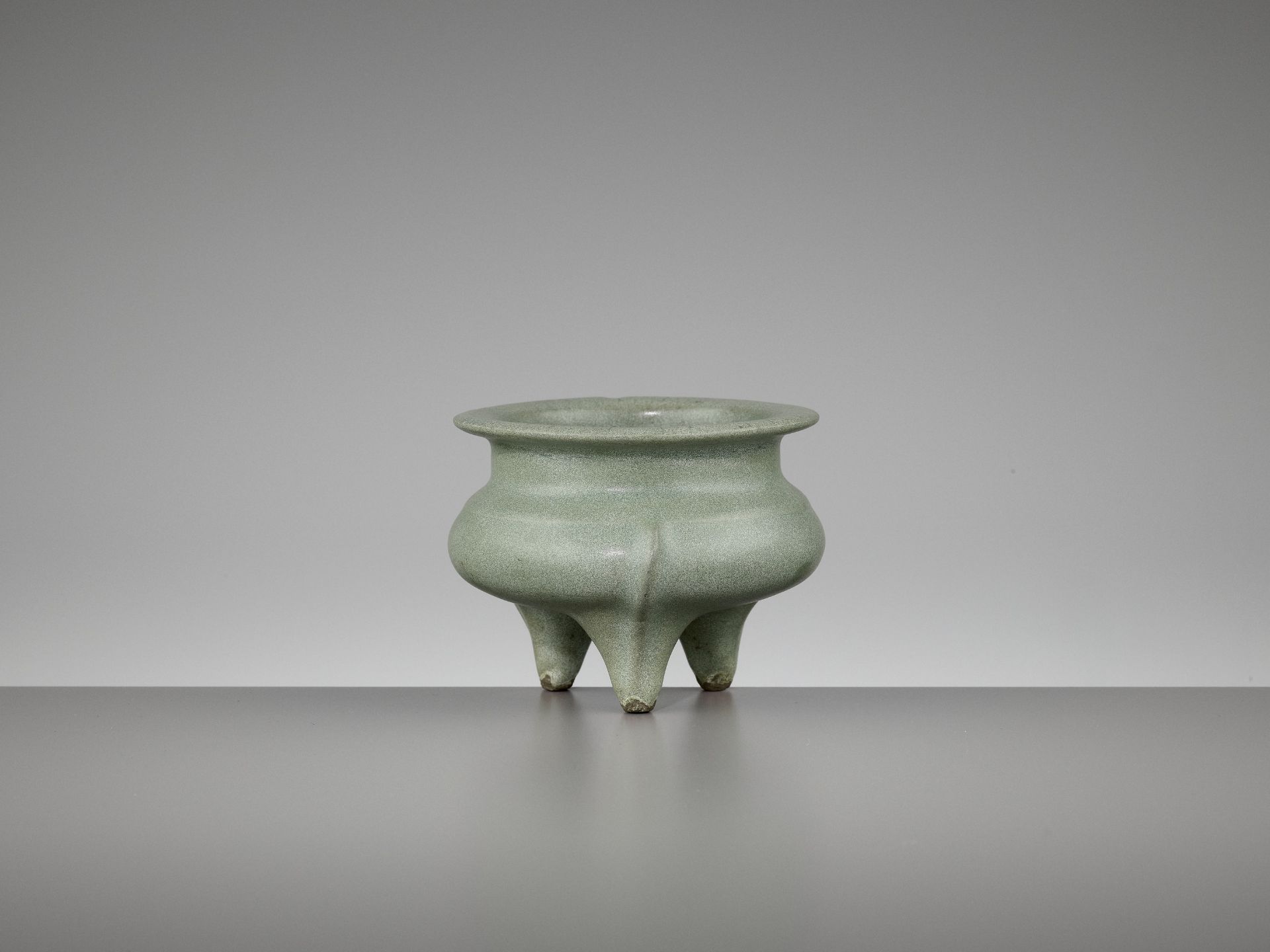 A LONGQUAN TRIPOD CENSER, SOUTHERN SONG - Image 2 of 12