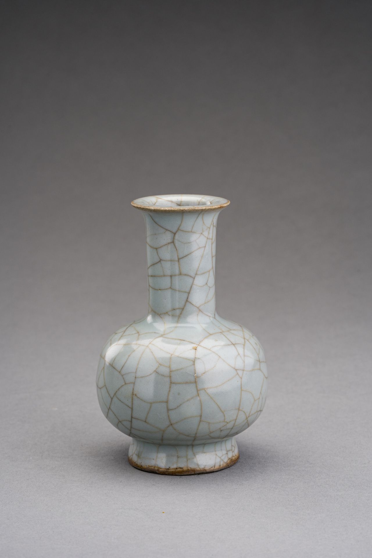 A GUAN-STYLE CELADON GLAZED PORCELAIN BOTTLE VASE, QING DYNASTY - Image 3 of 7