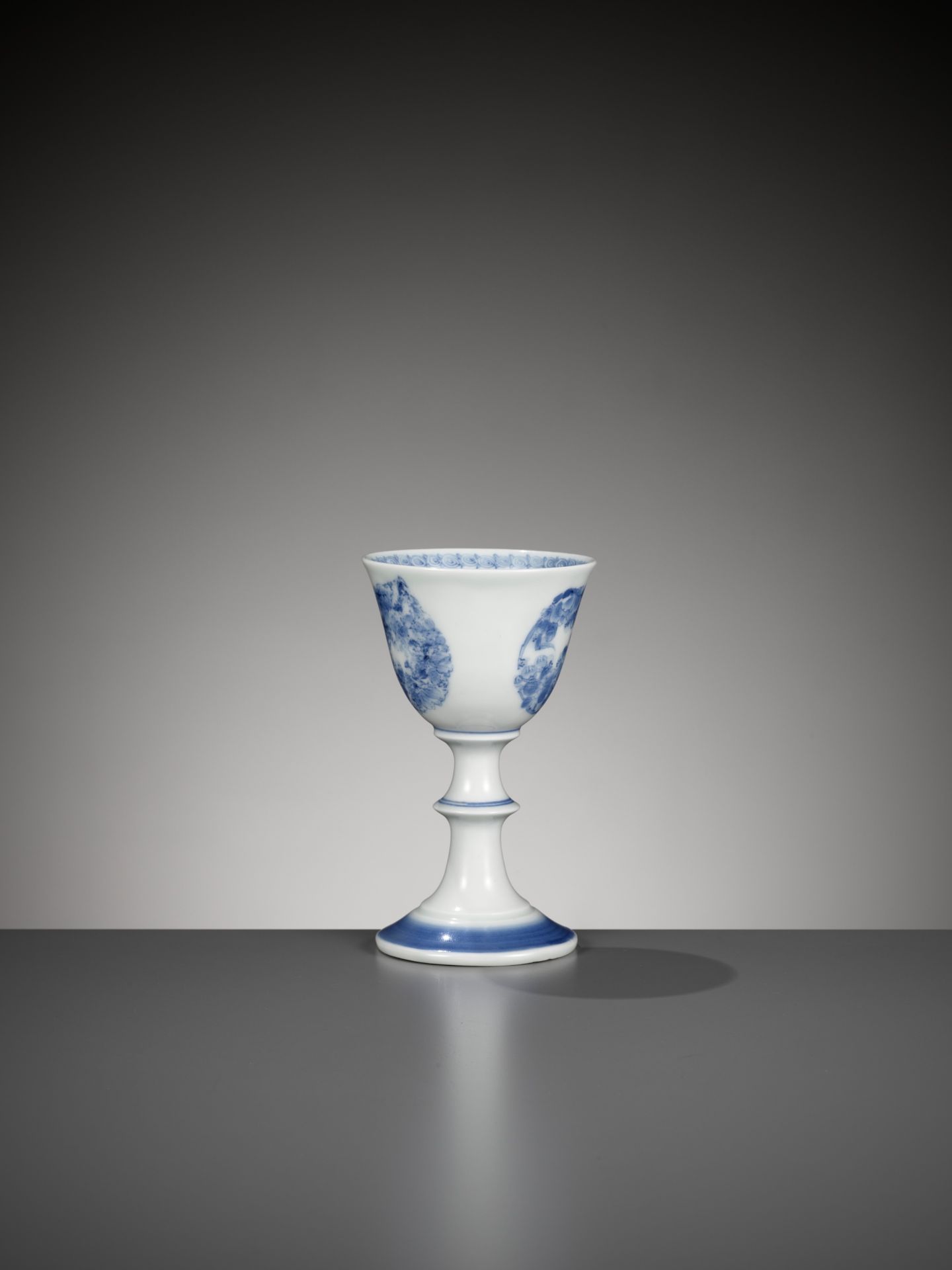 A HIRADO BLUE AND WHITE STEM CUP WITH FLORAL ROUNDELS - Bild 3 aus 6