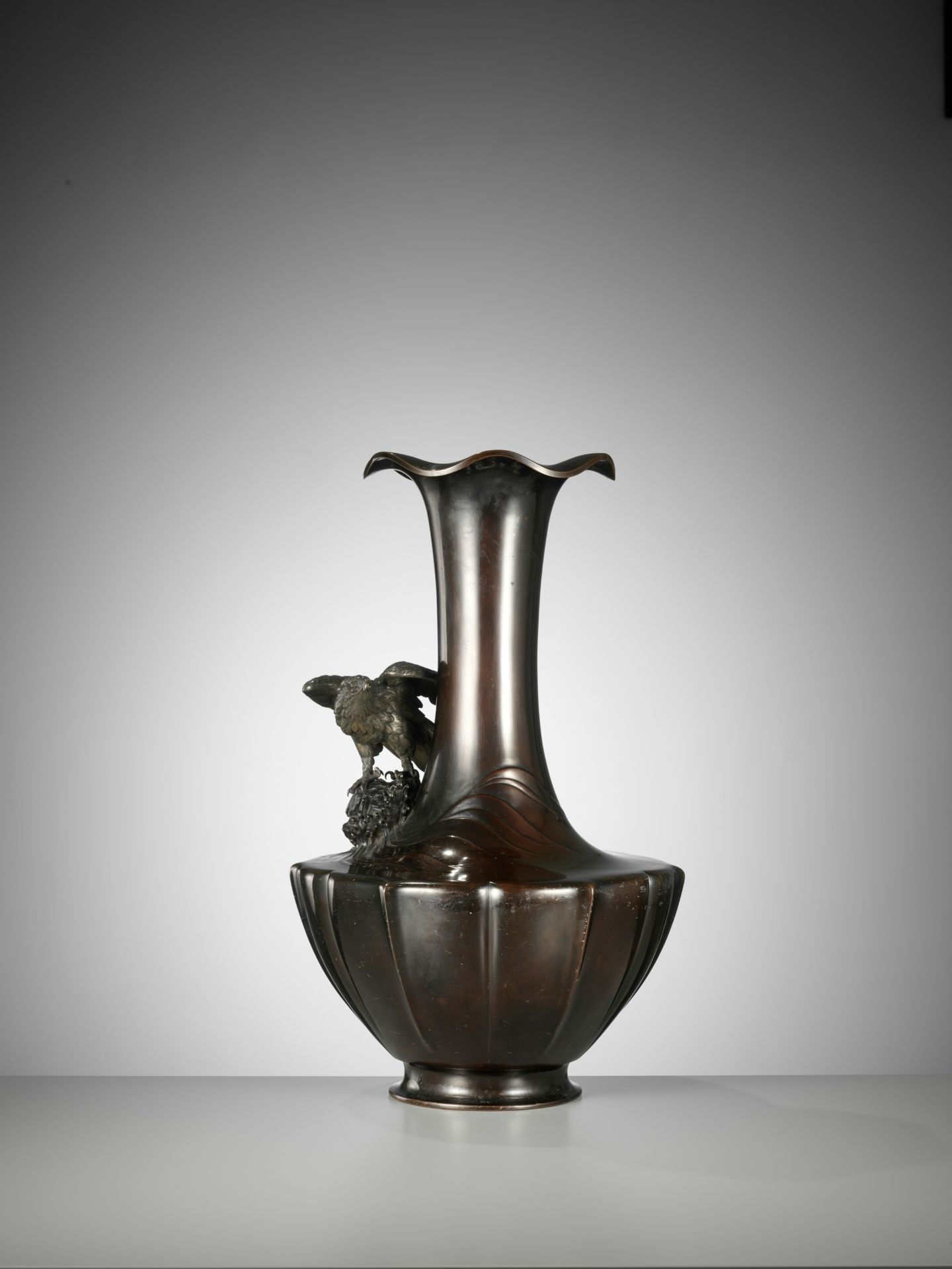 TAKAHASHI RYOUN: A MONUMENTAL BRONZE VASE WITH A SEA EAGLE - Image 6 of 15