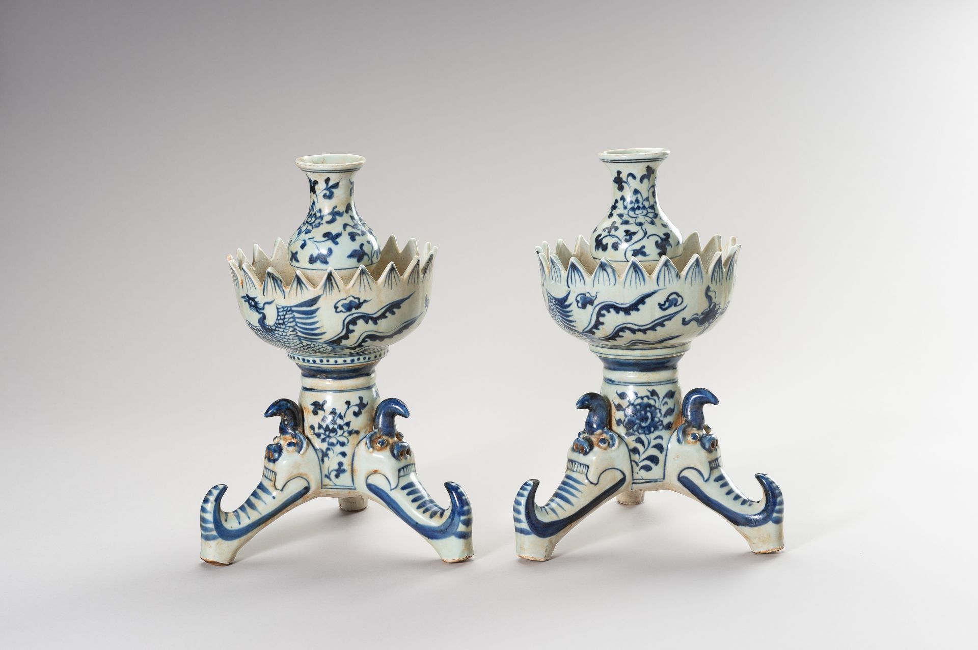 A PAIR OF MING STYLE BLUE AND WHITE CANDLE HOLDERS - Image 2 of 8