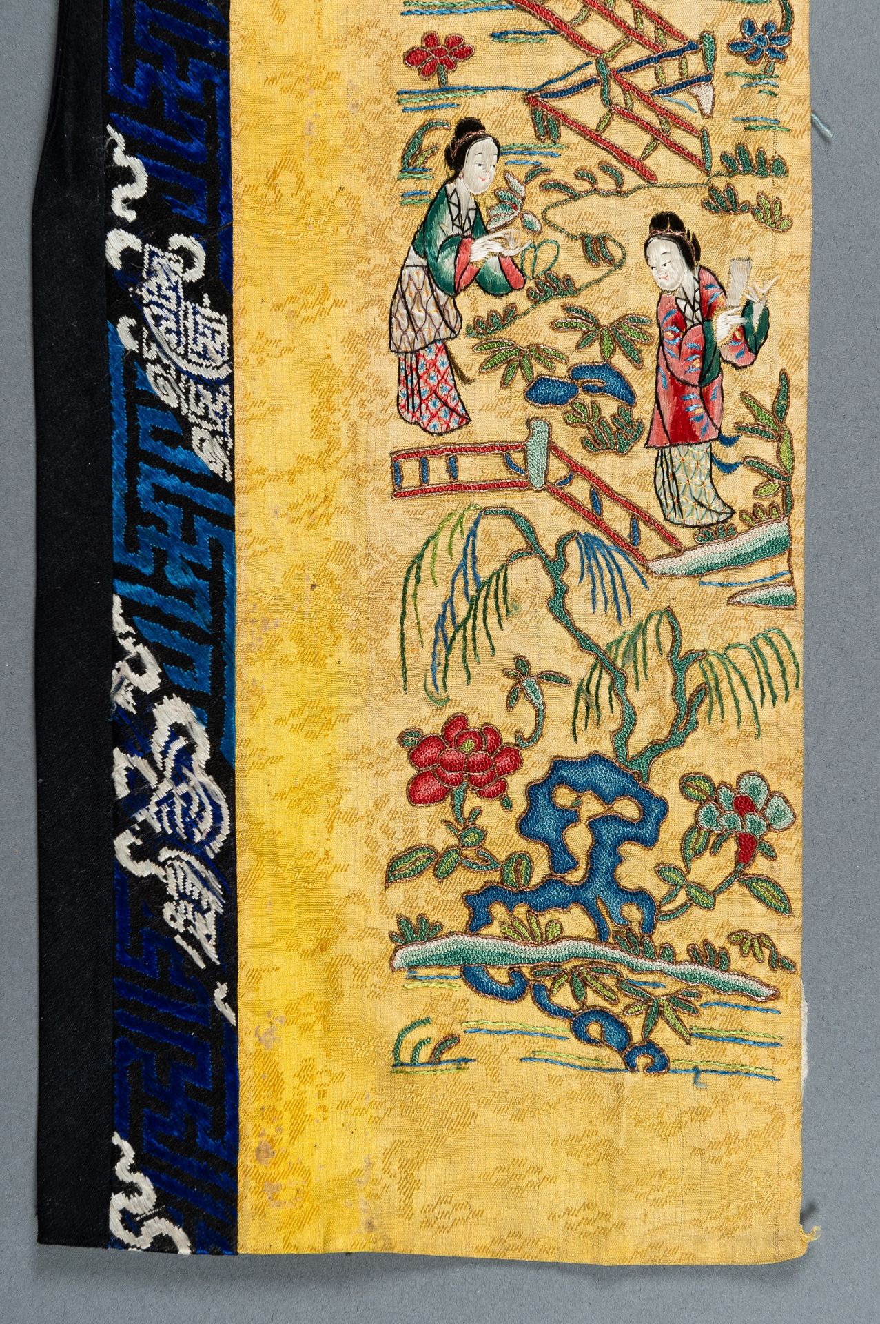 A PAIR OF 'COURT LADIES' SILK SLEEVE BANDS, QING - Bild 5 aus 10