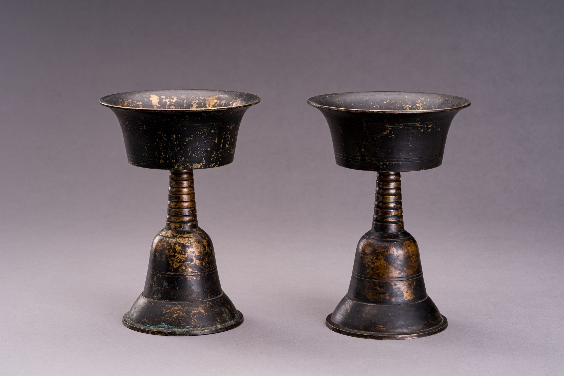 TWO LARGE TIBETAN BRONZE BUTTER LAMPS - Bild 5 aus 6