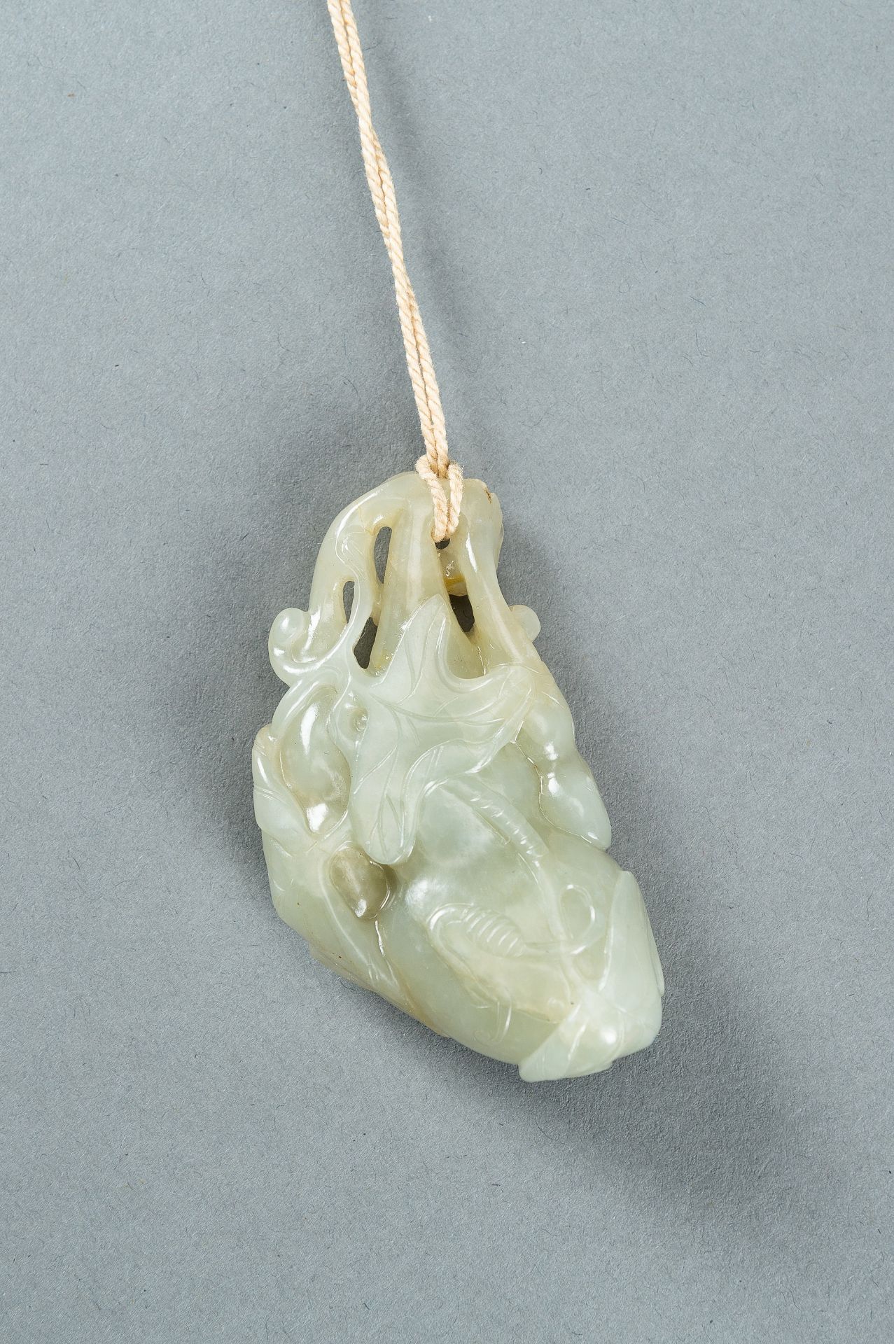 A PALE CELADON JADE PENDANT DEPICTING DOUBLE GOURDS - Image 10 of 12