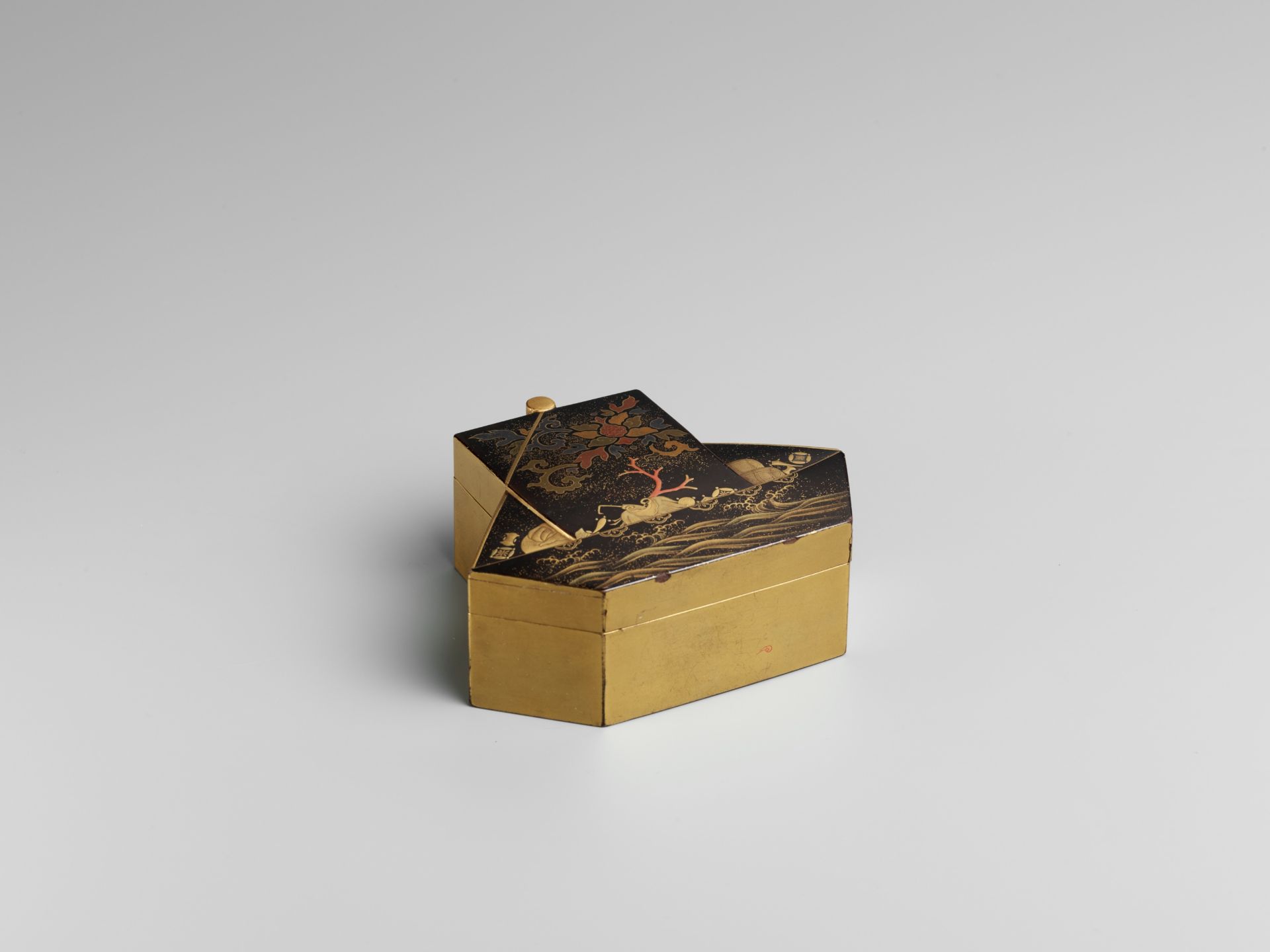 SATO: A RARE BLACK AND GOLD LACQUER KOBAKO AND COVER IN THE FORM OF THE TAKARABUNE (TREASURE SHIP) - Image 8 of 12
