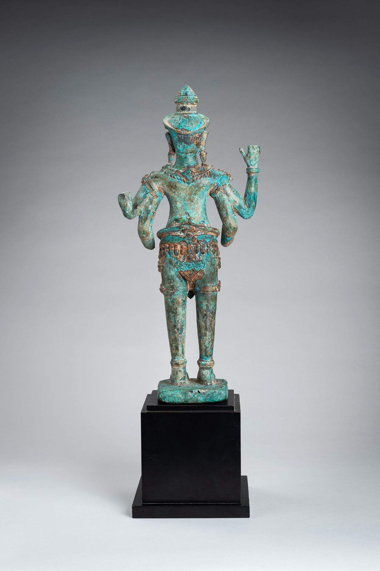 A KHMER STYLE BRONZE FIGURE OF VISHNU, c. 17th CENTURY - Image 13 of 14