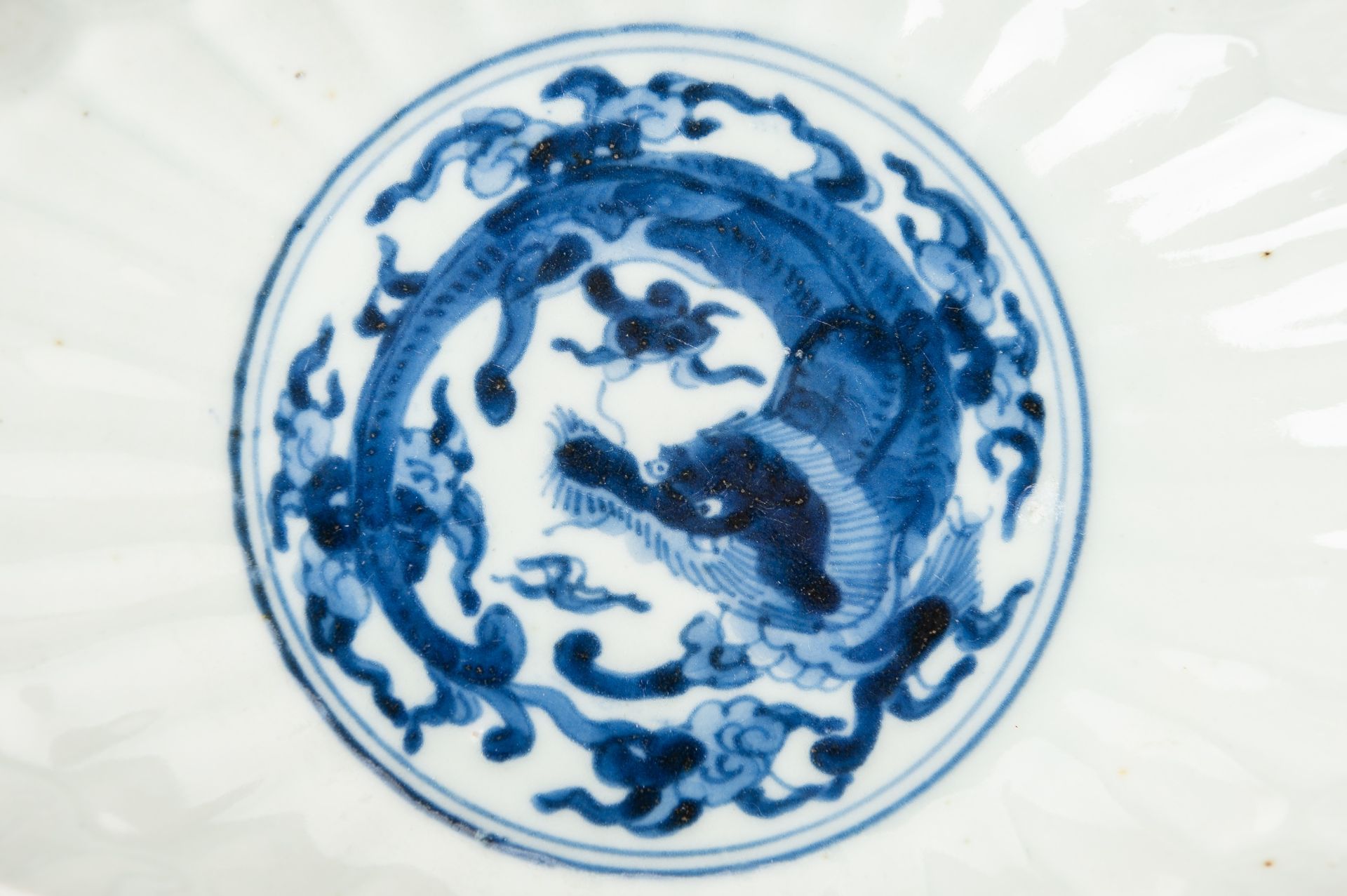 A BLUE AND WHITE 'DRAGON' ARITA PORCELAIN TRAY, MEIJI - Image 3 of 9