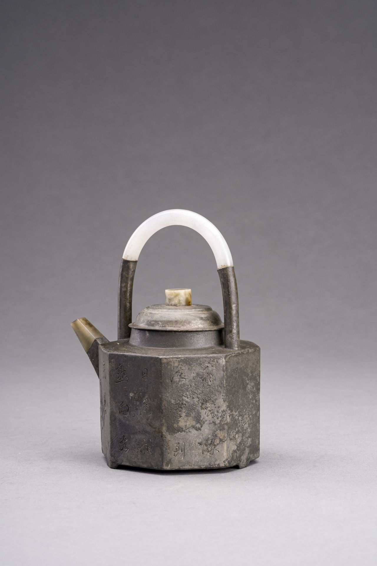 A YIXING PEWTER-ENCASED AND JADE-INSET TEAPOT AND TWO CUPS, 1900s - Bild 4 aus 18