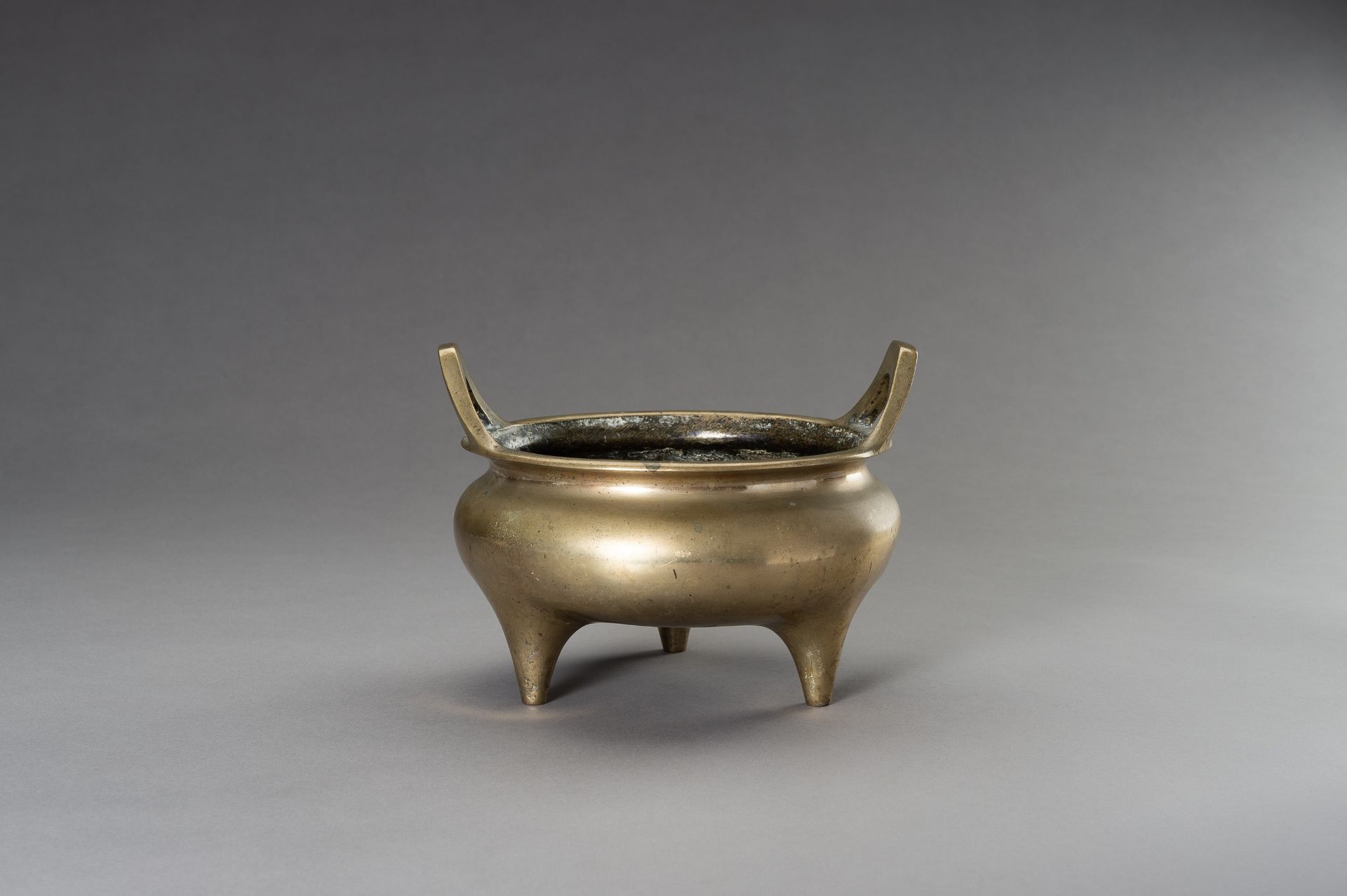 A LARGE GILT BRONZE TRIPOD CENSER - Image 2 of 9