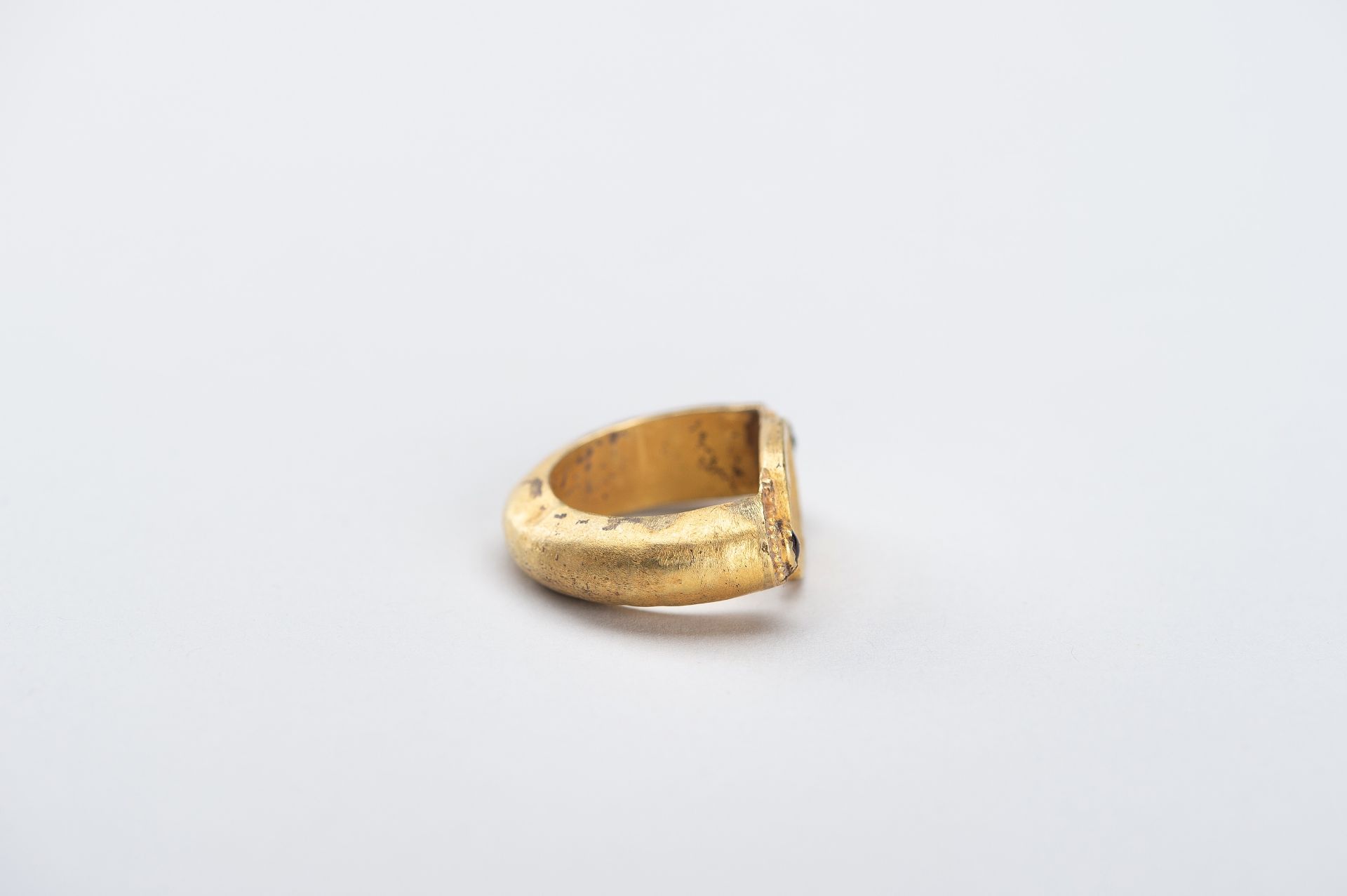 A BACTRIAN INTAGLIO SEAL GOLD RING - Image 6 of 11