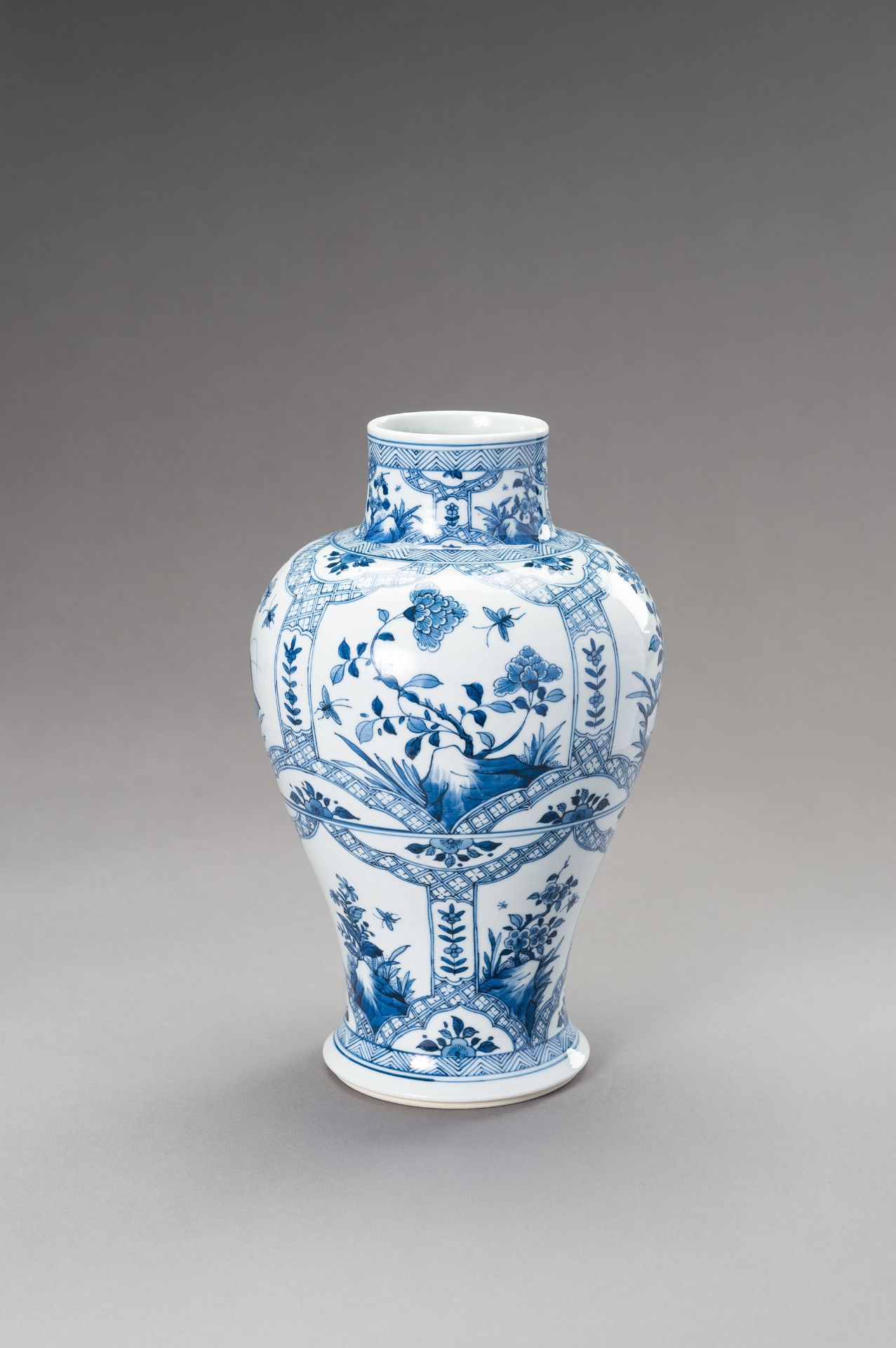 A BLUE AND WHITE MEI PING, QING DYNASTY - Bild 3 aus 10