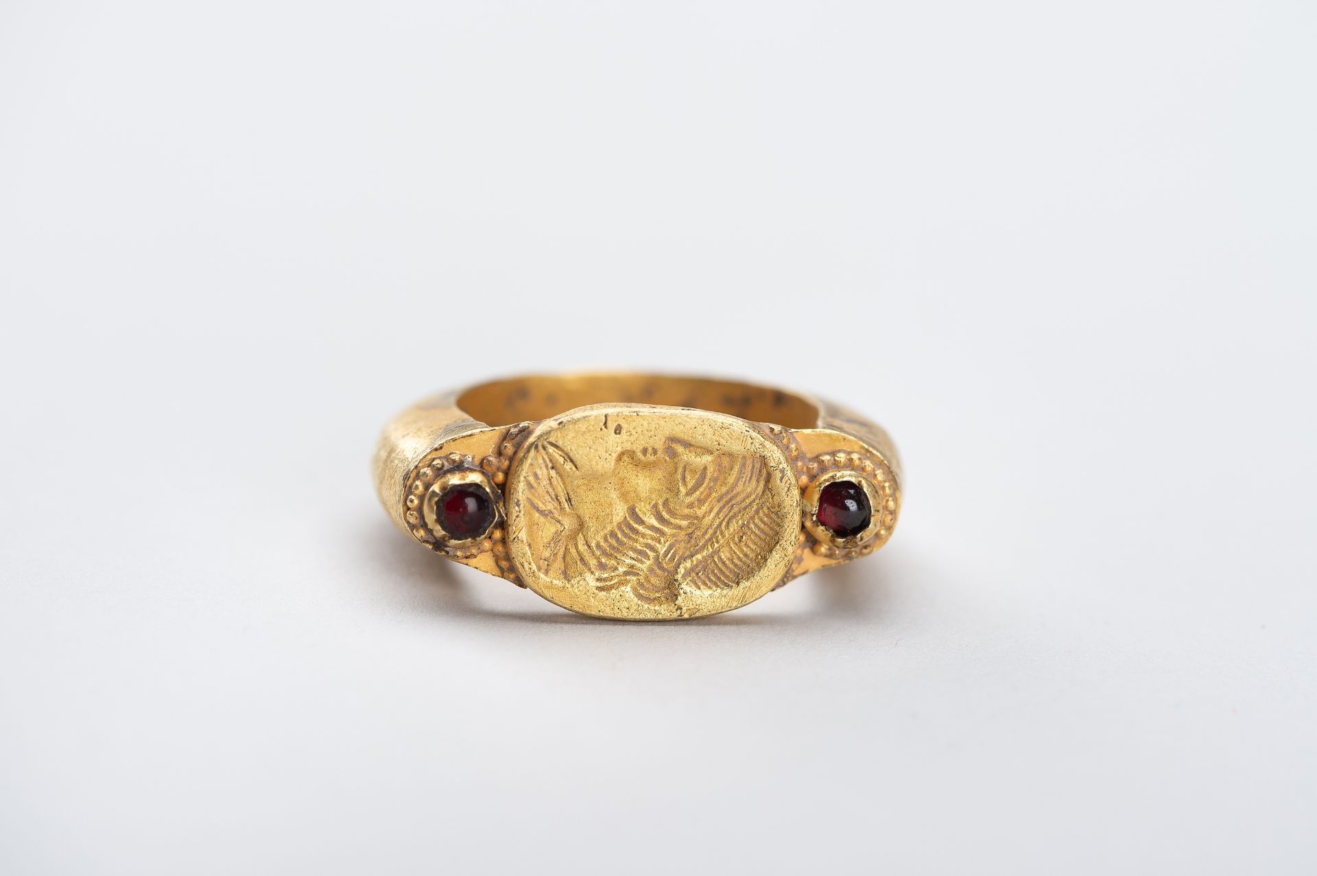 A BACTRIAN INTAGLIO SEAL GOLD RING - Image 2 of 11