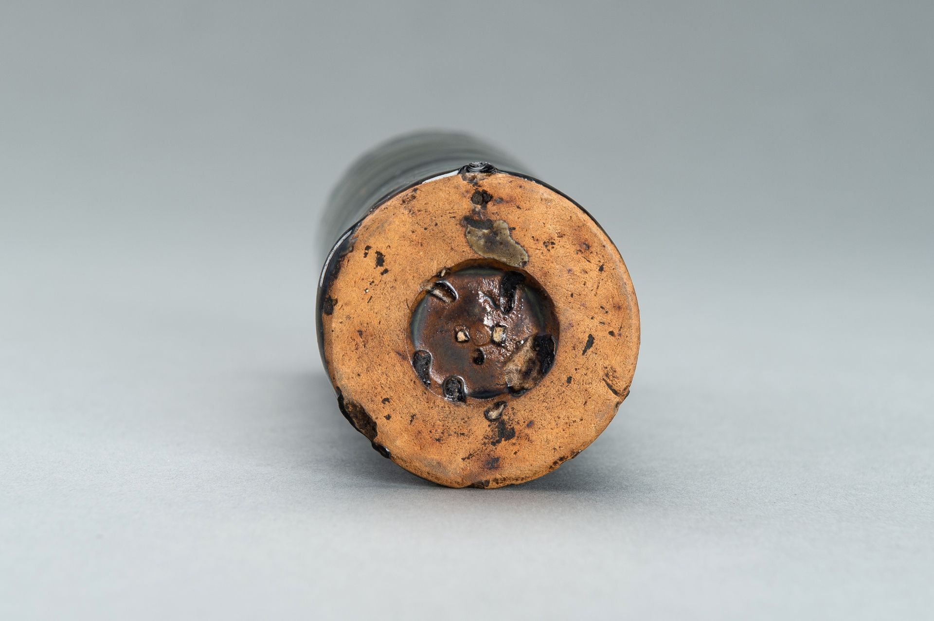 A SMALL BLACK GLAZED SONG DYNASTY VASE - Image 10 of 11