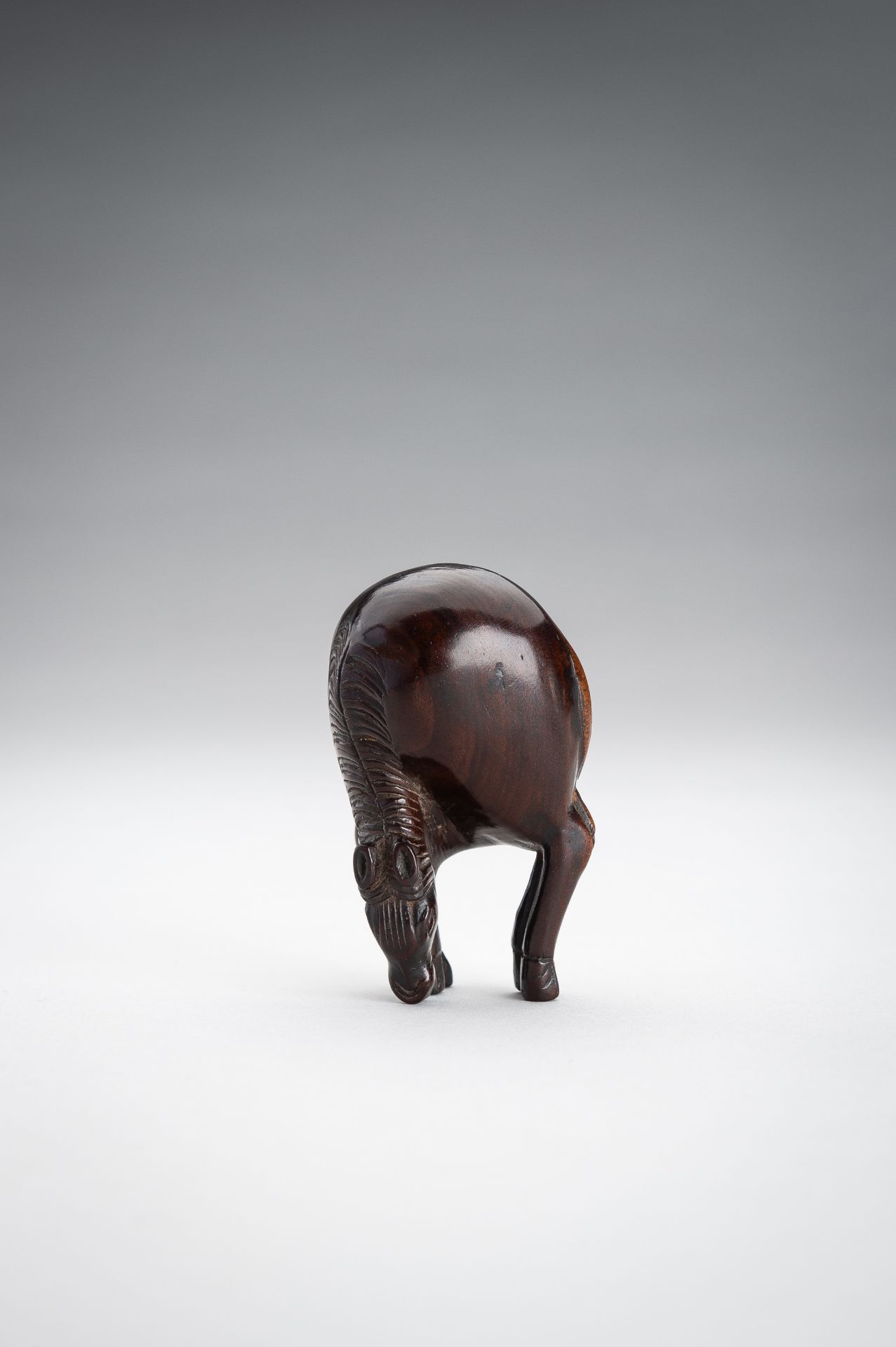 A LARGE WOOD NETSUKE OF A STANDING HORSE - Image 2 of 10
