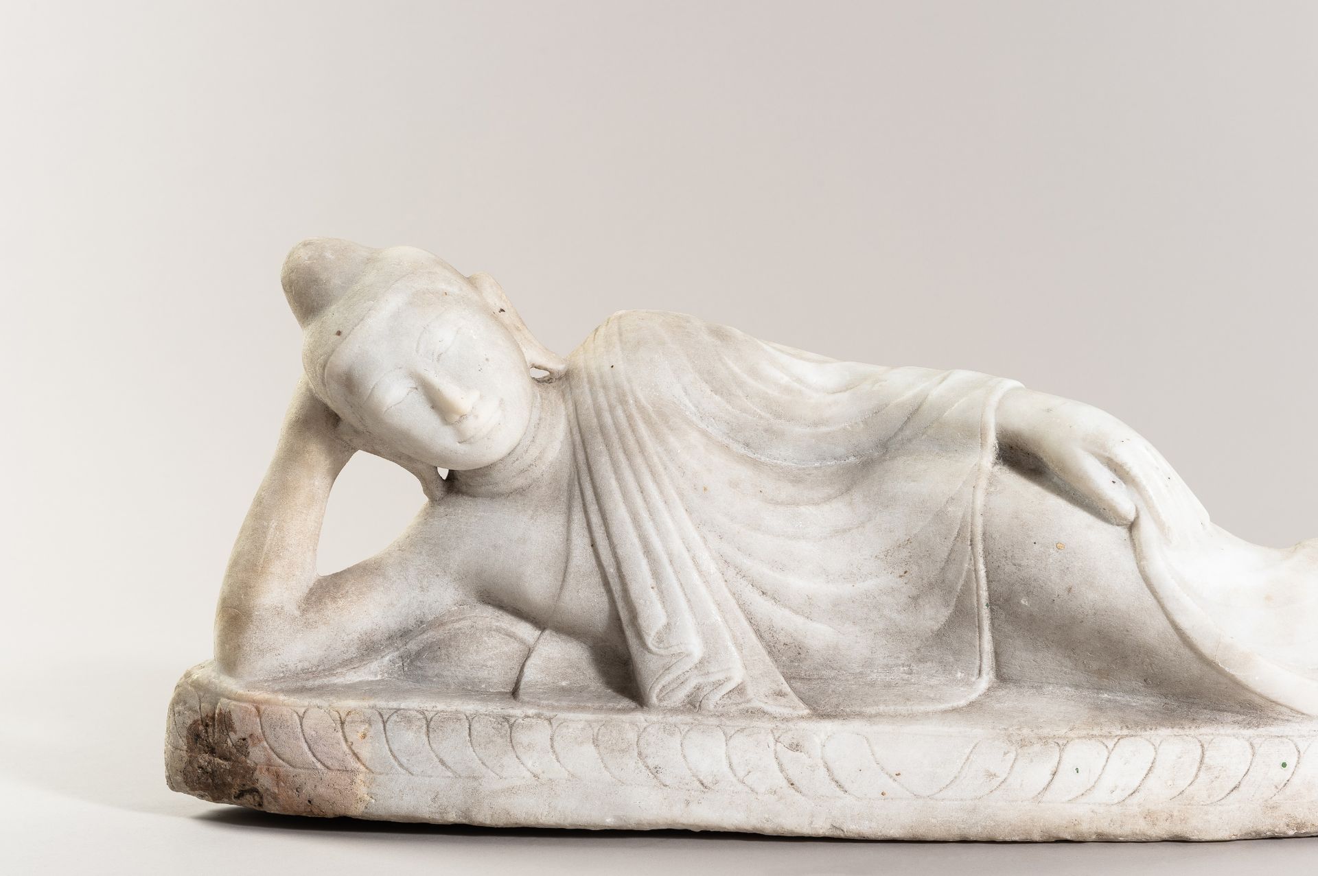 A LARGE MARBLE STATUE OF A RECUMBENT BUDDHA, c. 1920s - Image 2 of 14