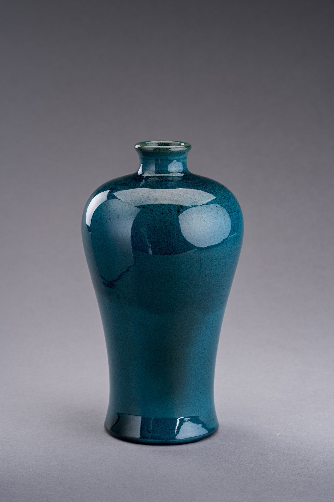 A TURQUOISE CRACKLE-GLAZED PORCELAIN VASE, MEIPING, c. 1920s - Image 2 of 6