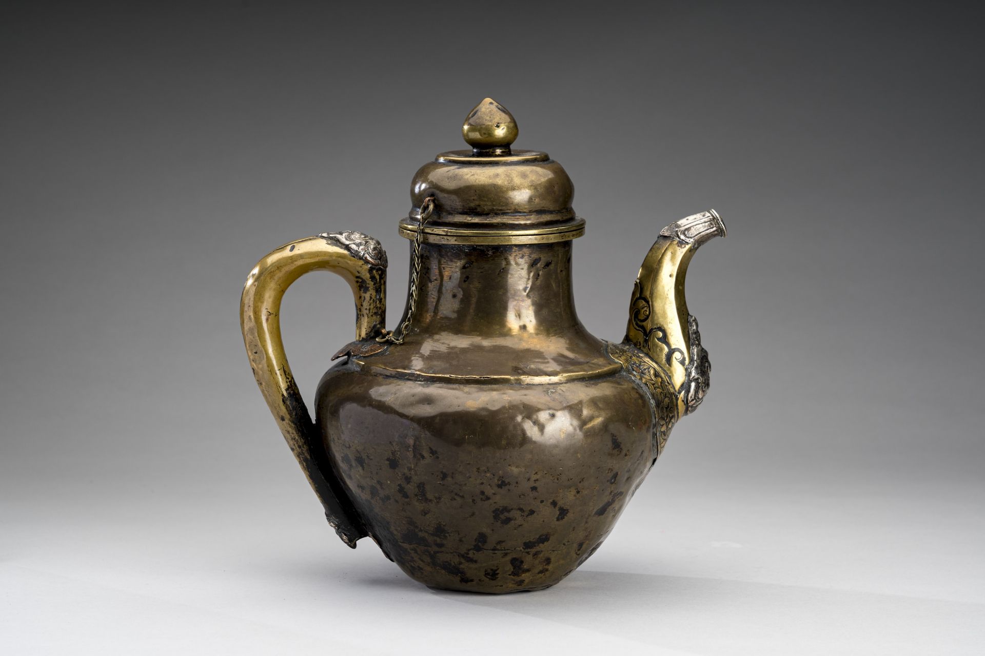 A TIBETAN COPPER EWER, 19th CENTURY - Bild 4 aus 10