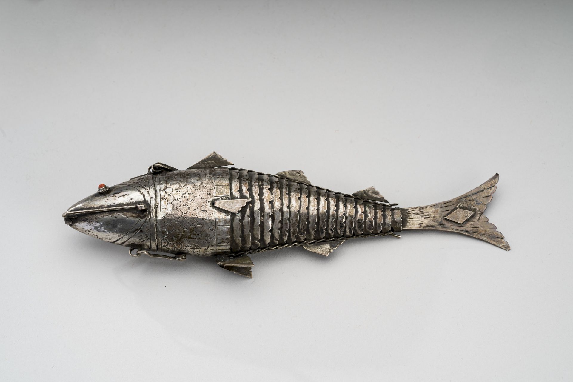 AN ARTICULATED SILVER FISH, c. 1900s - Bild 3 aus 9