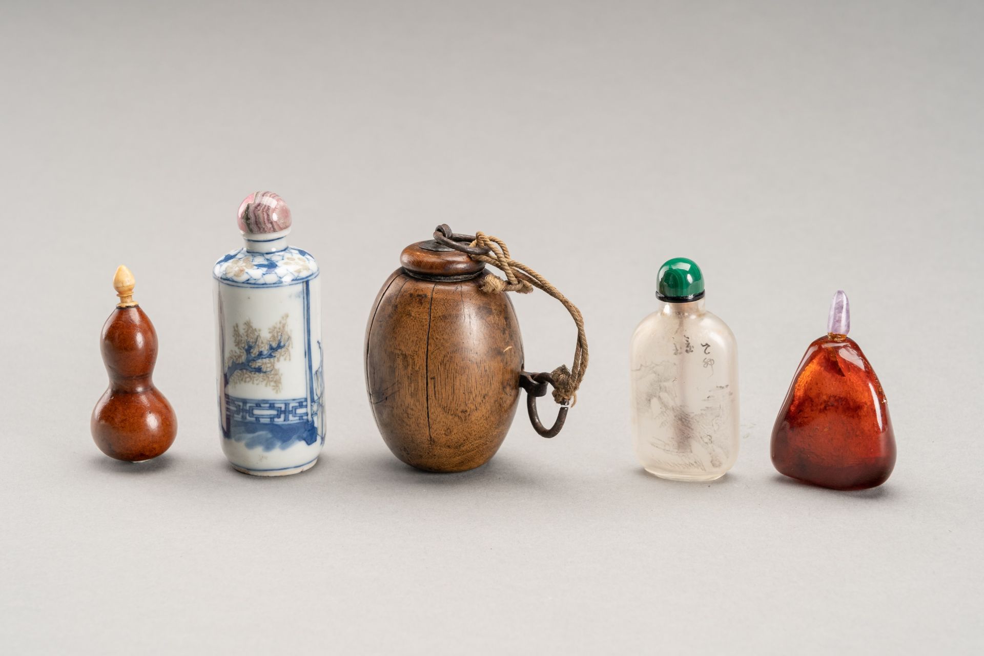 A GROUP OF FIVE SNUFF BOTTLES, c. 1900s - Image 7 of 7