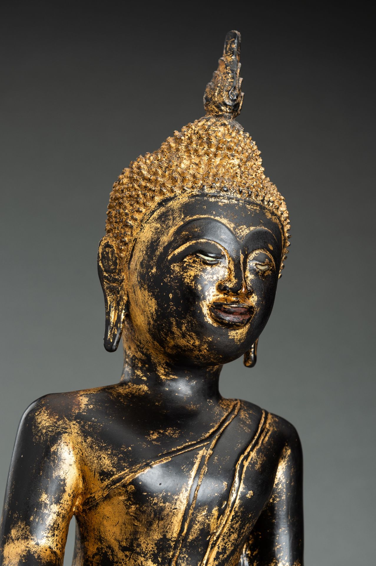 A GOLD LACQUERED BRONZE FIGURE OF BUDDHA - Image 3 of 12