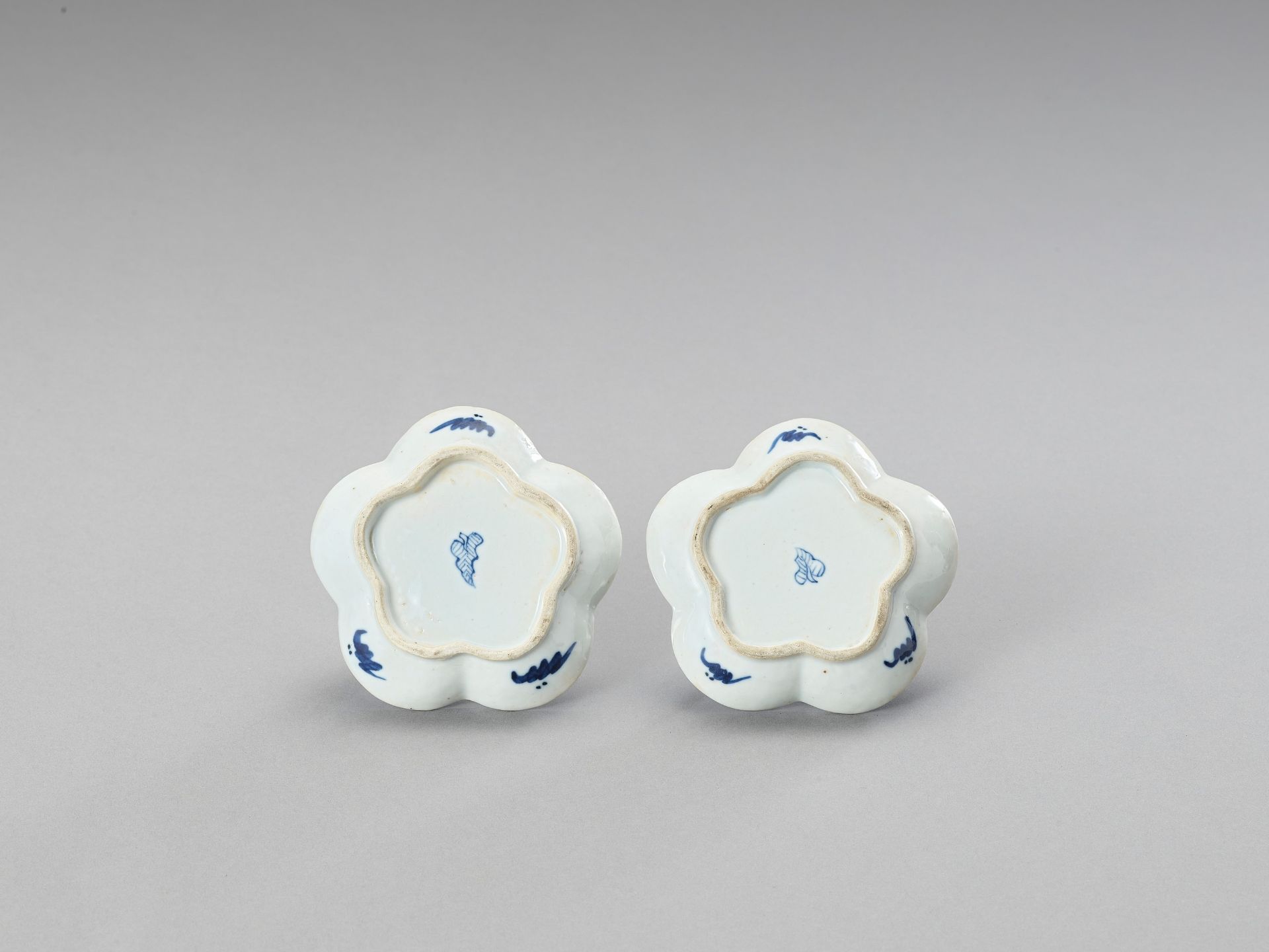 A SMALL PAIR OF LOBED BLUE AND WHITE PORCELAIN DISHES - Bild 3 aus 5