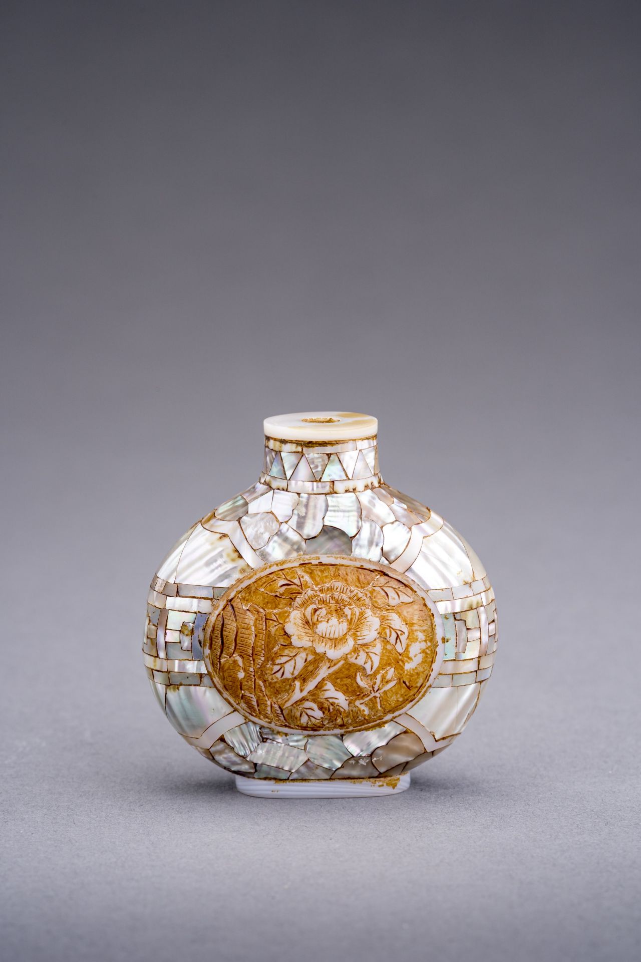 A MOTHER-OR-PEARL SNUFF BOTTLE, c. 1920s - Image 3 of 8