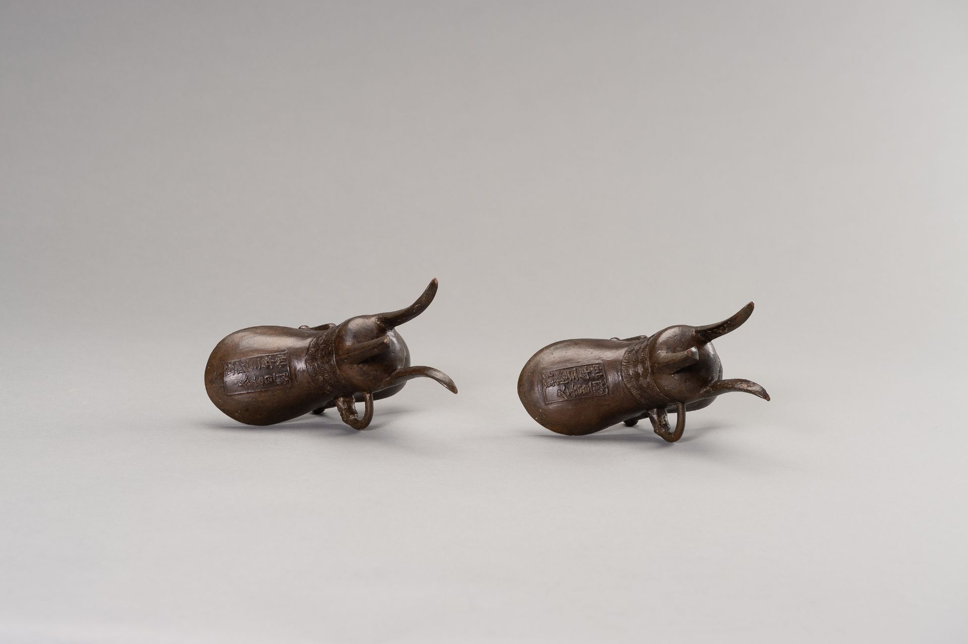 A RARE PAIR OF ARCHAISTIC BRONZE JUE QIANLONG MARK AND PERIOD - Image 10 of 17