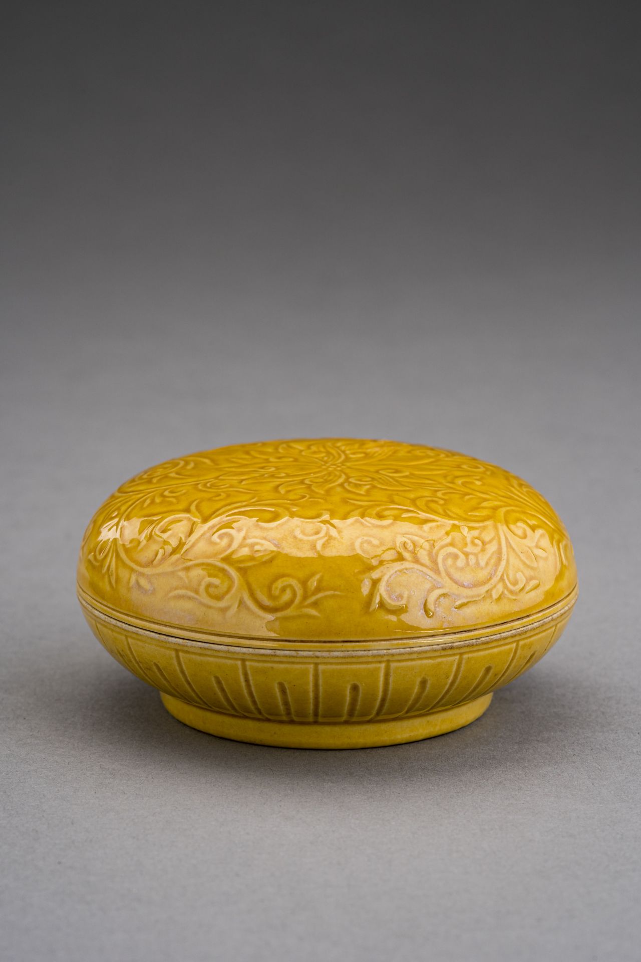 A YELLOW GLAZED PORCELAIN BOX AND COVER, c. 1920s - Image 5 of 9