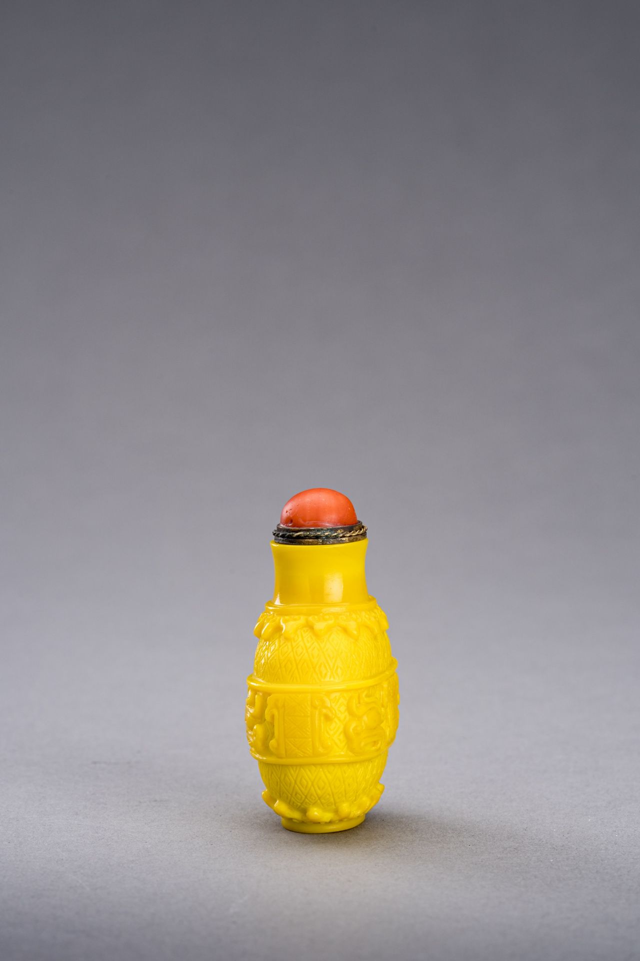 AN ARCHAISTIC YELLOW GLASS SNUFF BOTTLE, c. 1920s - Image 4 of 6