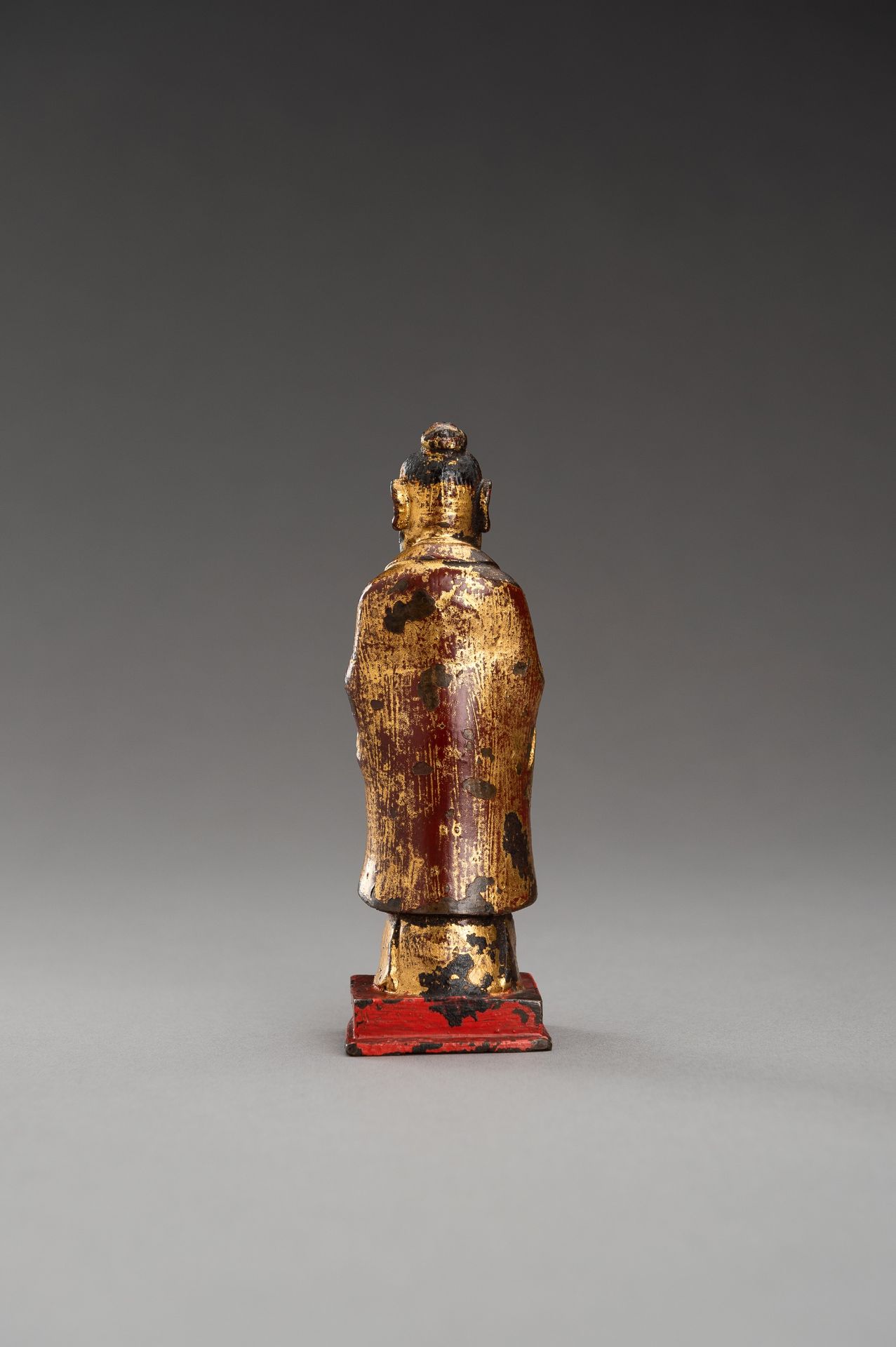 A GOLD LACQUERED BRONZE FIGURE OF AN OFFICIAL - Image 7 of 8