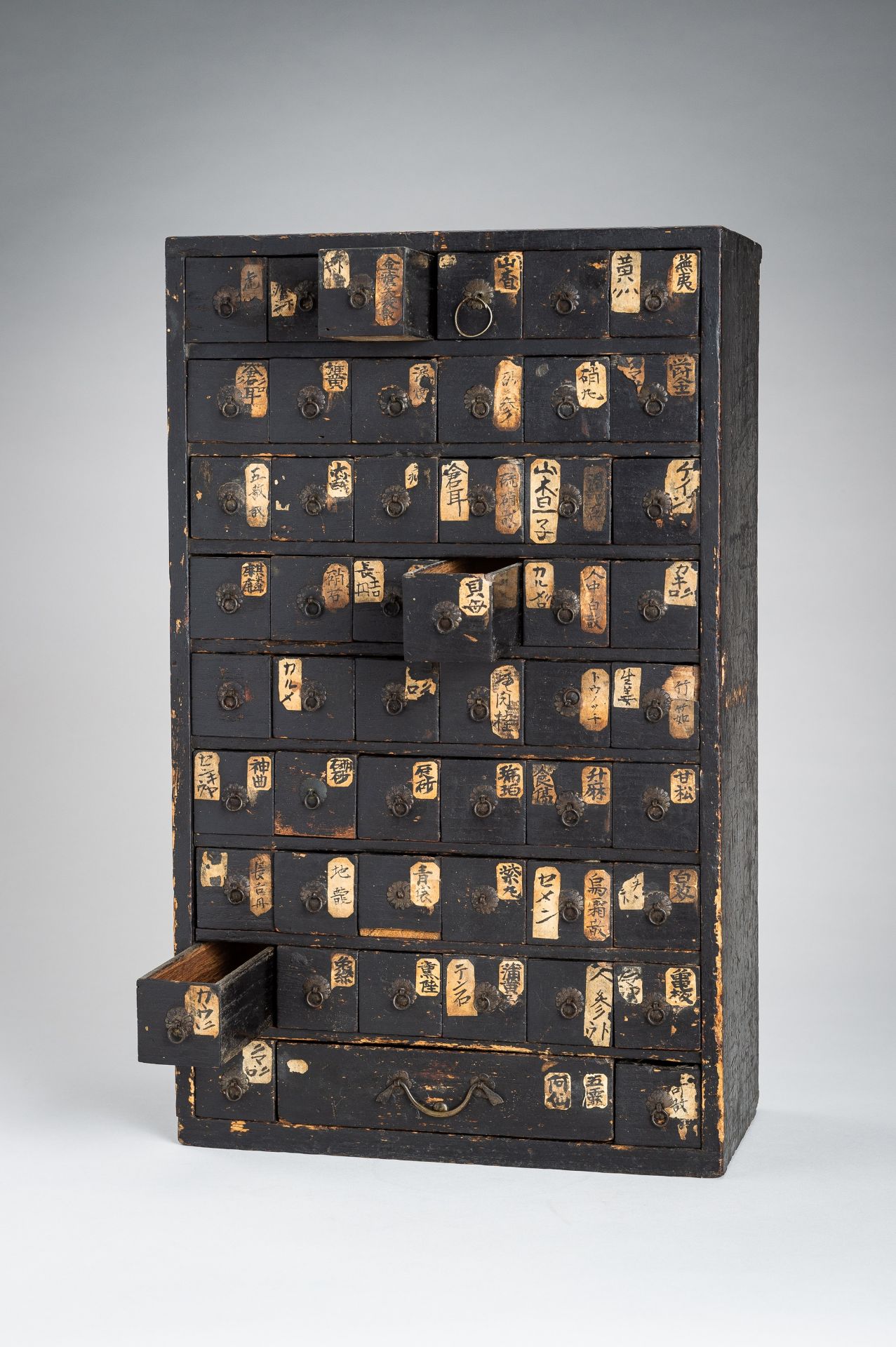 A WOODEN APOTHECARY CABINET WITH 51 DRAWERS, EDO - Image 4 of 20