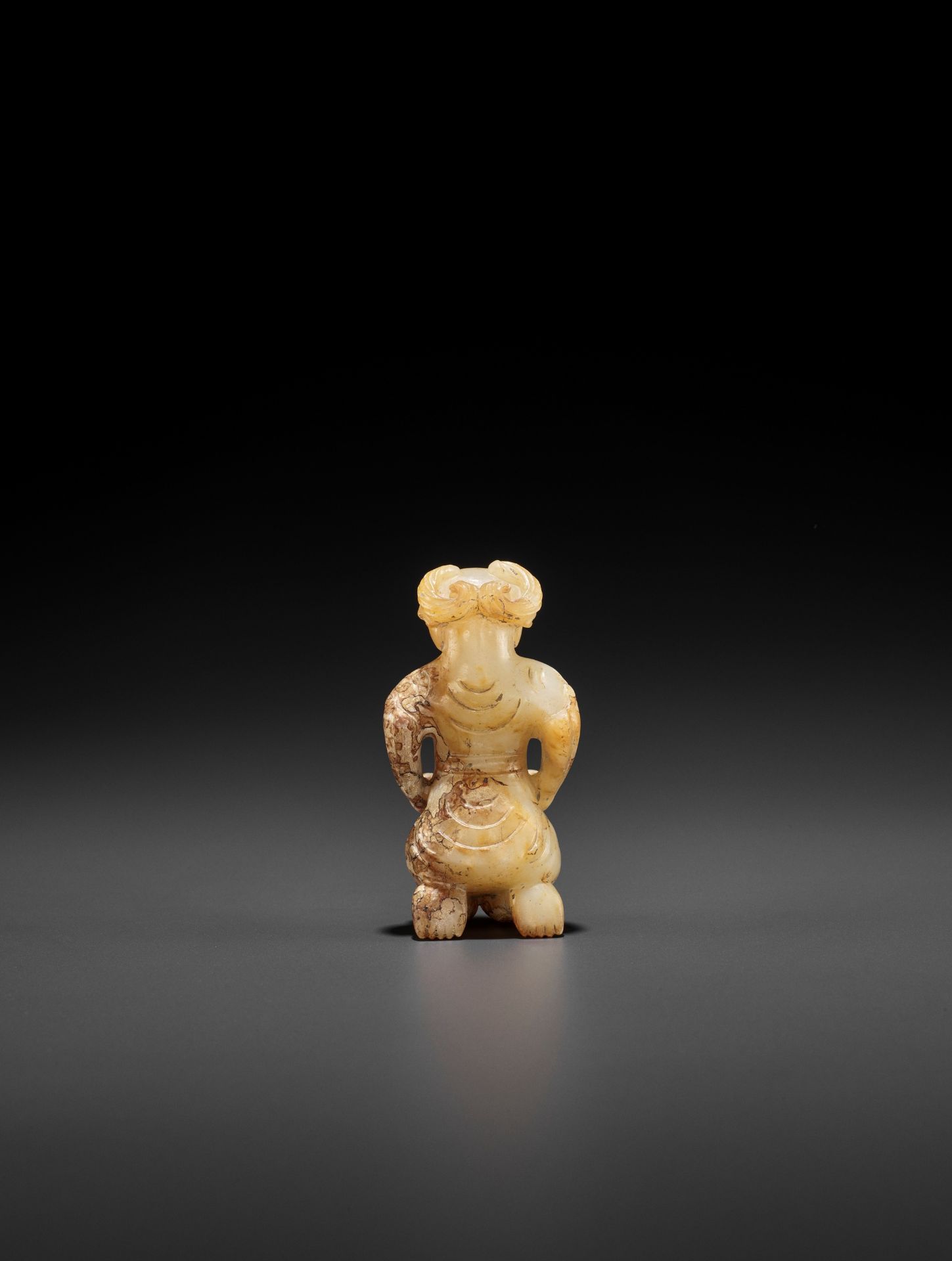 A YELLOW AND RUSSET JADE FIGURE WITH A RAM'S HEAD - Bild 9 aus 12
