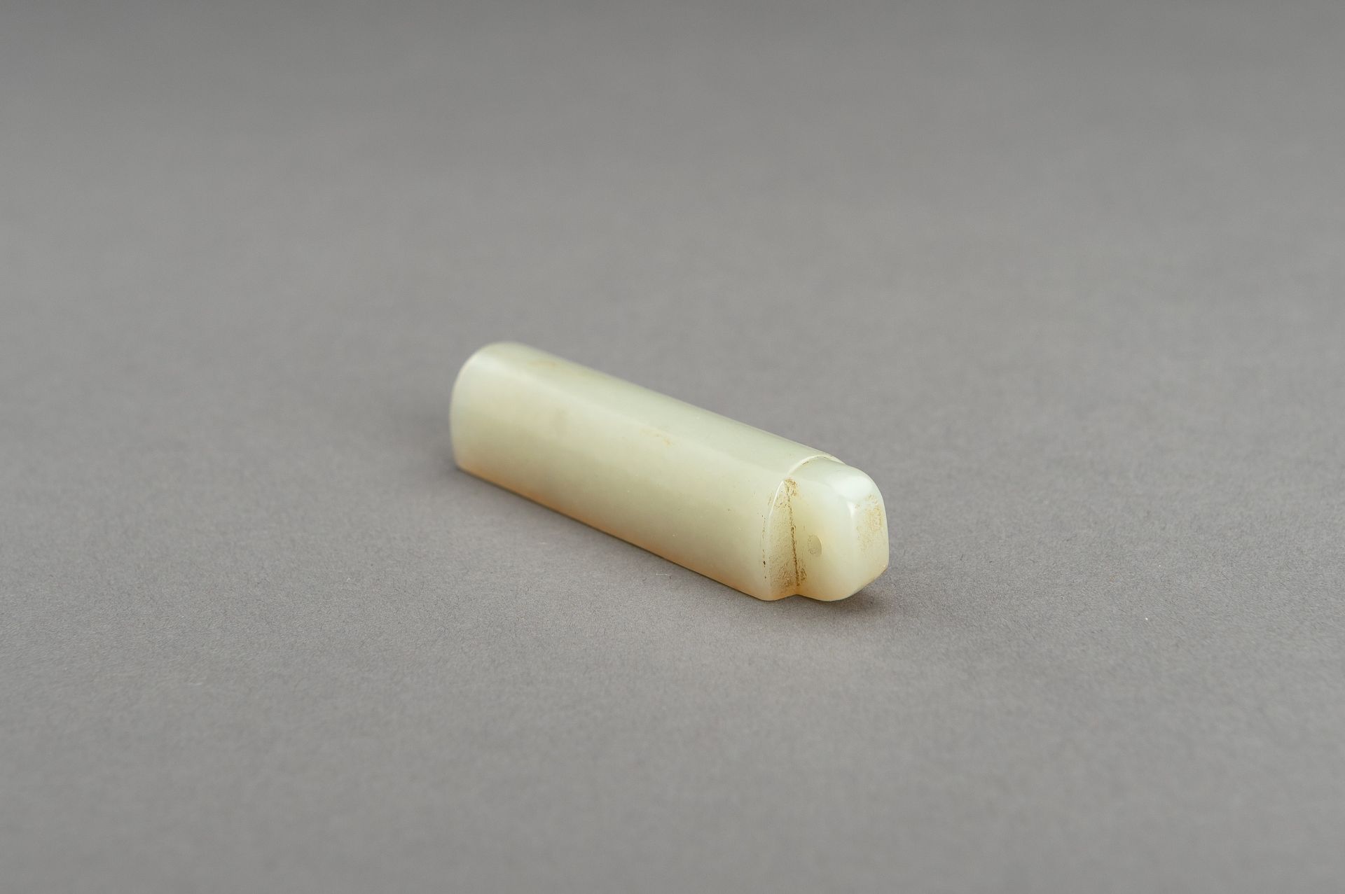 A PALE CELADON AND RUSSET JADE PLUME HOLDER - Image 9 of 9