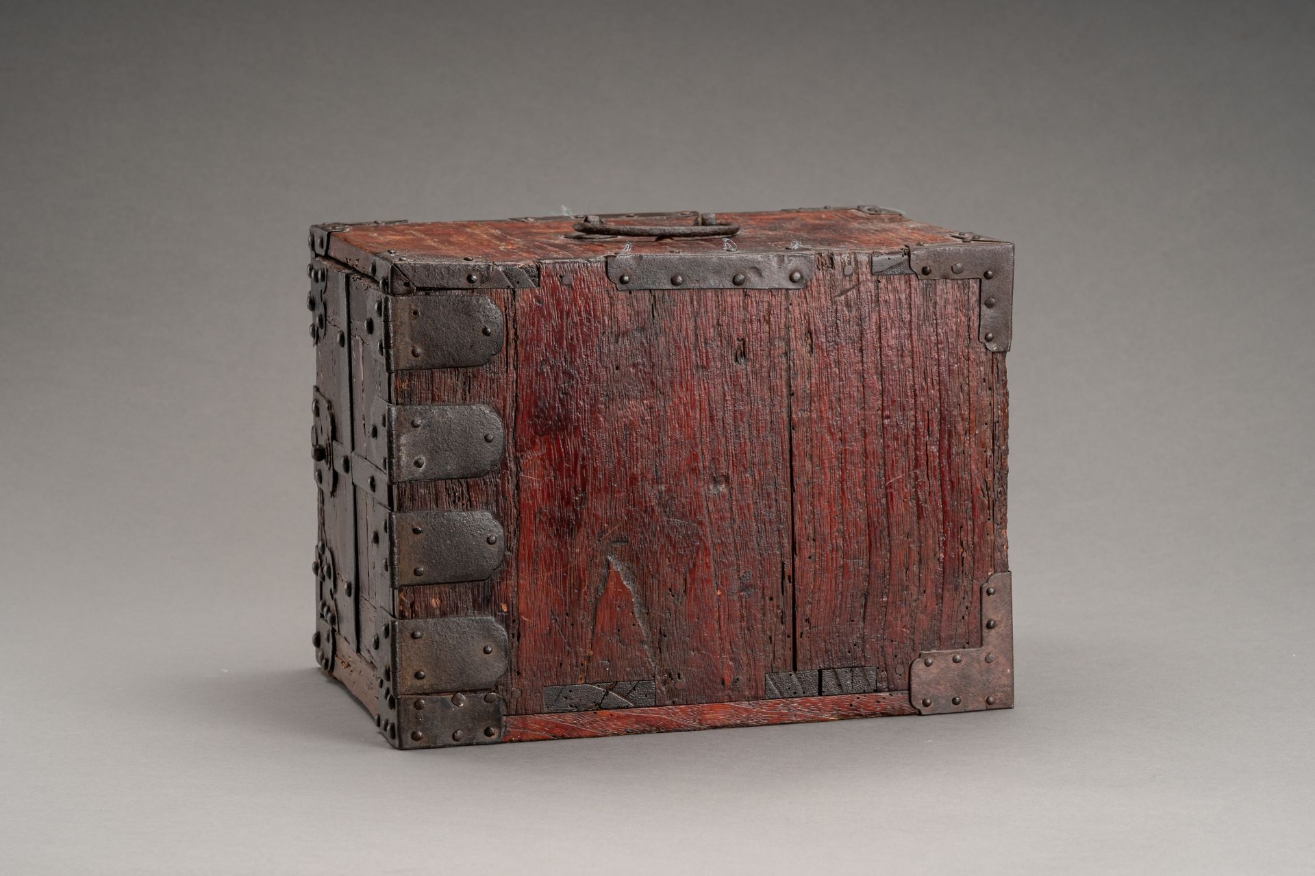 A WOODEN CHEST WITH DRAWERS AND A COPPER SAKE WARMER 'KANDOUKO', 19th CENTURY - Bild 7 aus 28