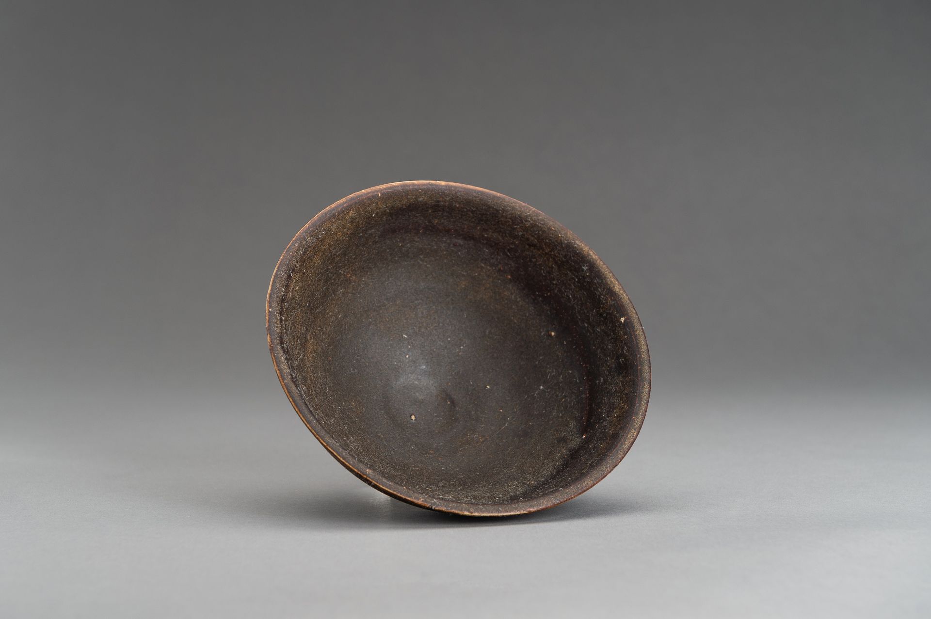 A BROWN GLAZED SONG-STYLE CERAMIC BOWL - Image 5 of 10