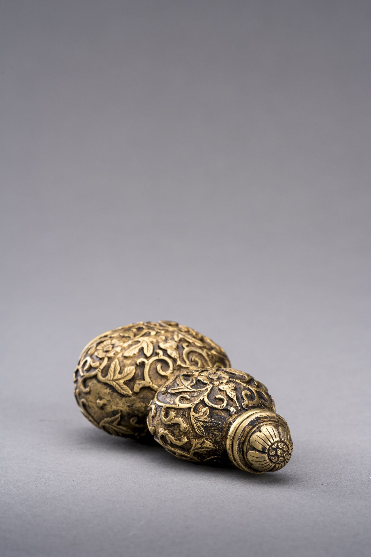 A DOUBLE-GOURD BRONZE SNUFF BOTTLE, REPUBLIC PERIOD - Image 5 of 7