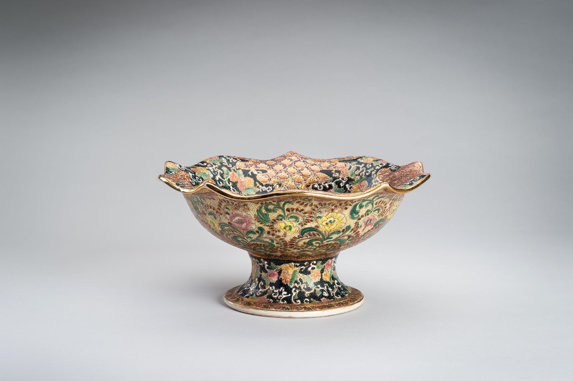 A LOBED SATSUMA PORCELAIN STEM BOWL - Image 13 of 16