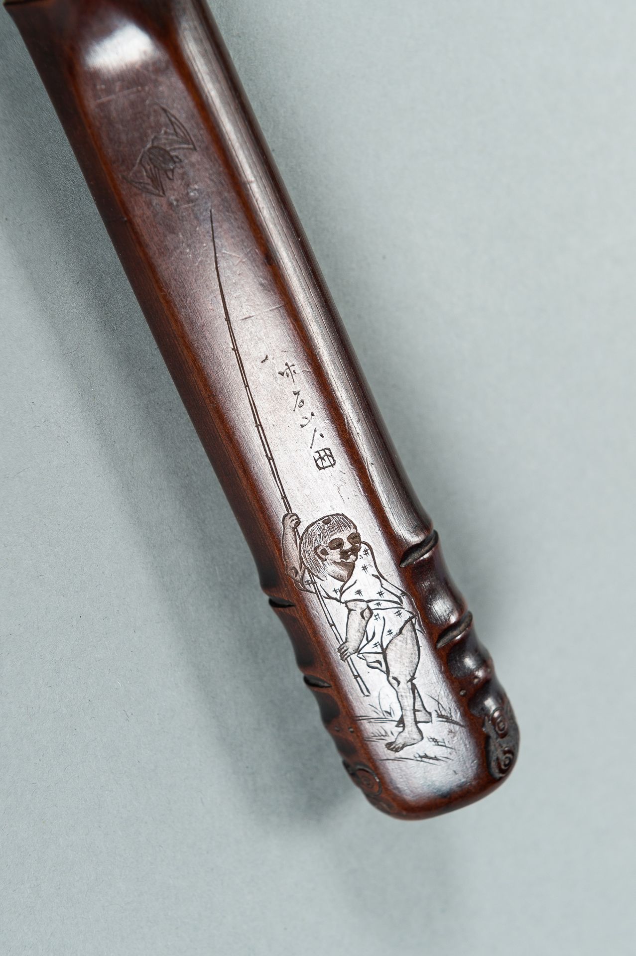 A WOOD KISERUZUTSU DEPICTING A BOY AND BAT, MEIJI - Bild 8 aus 9