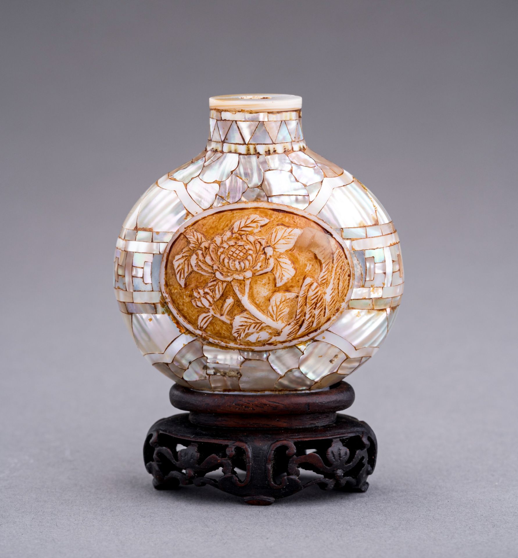 A MOTHER-OR-PEARL SNUFF BOTTLE, c. 1920s