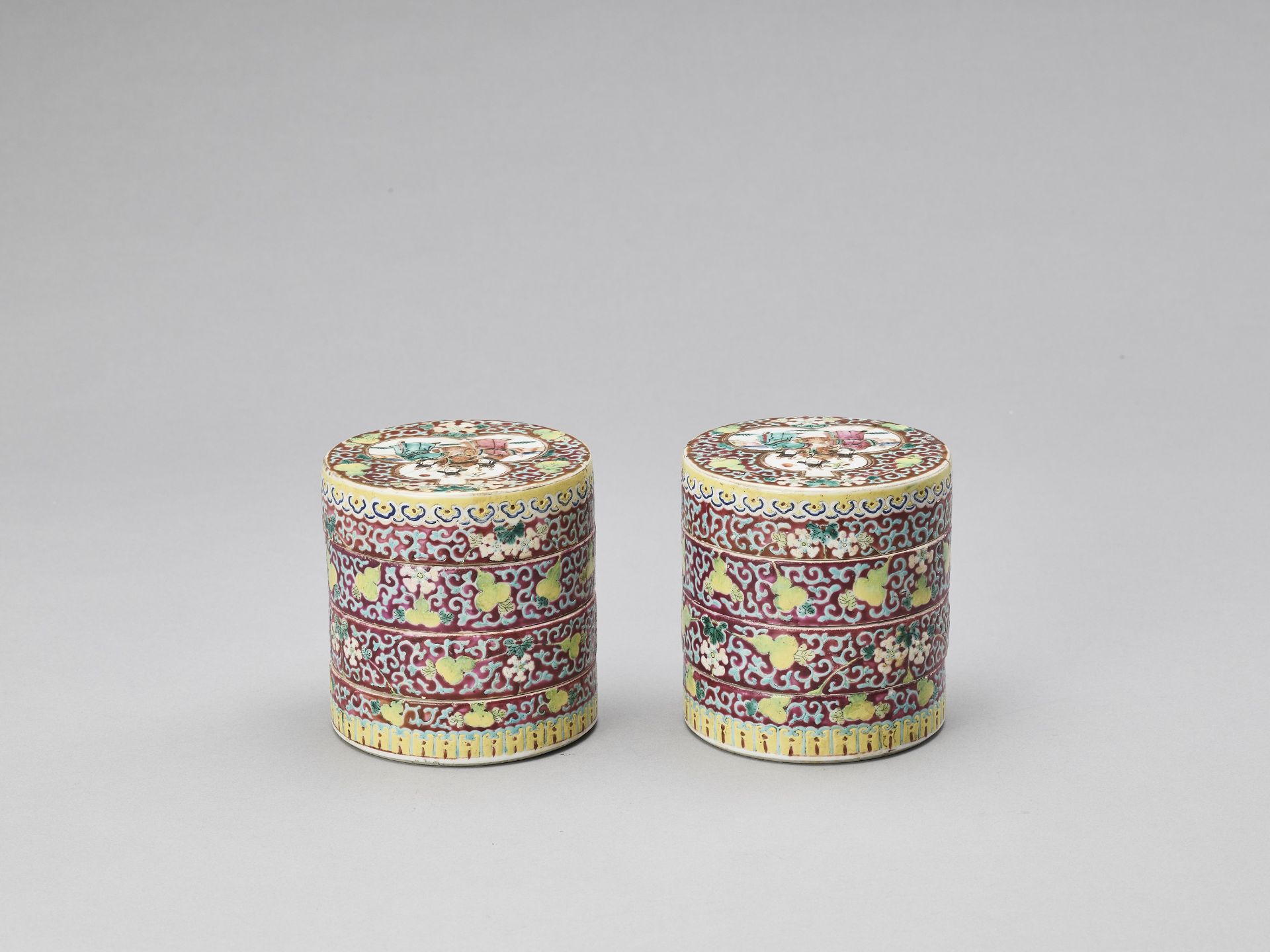 A PAIR OF THREE-TIERED ENAMELED PORCELAIN COSMETIC BOXES, REPUBLIC - Bild 3 aus 10