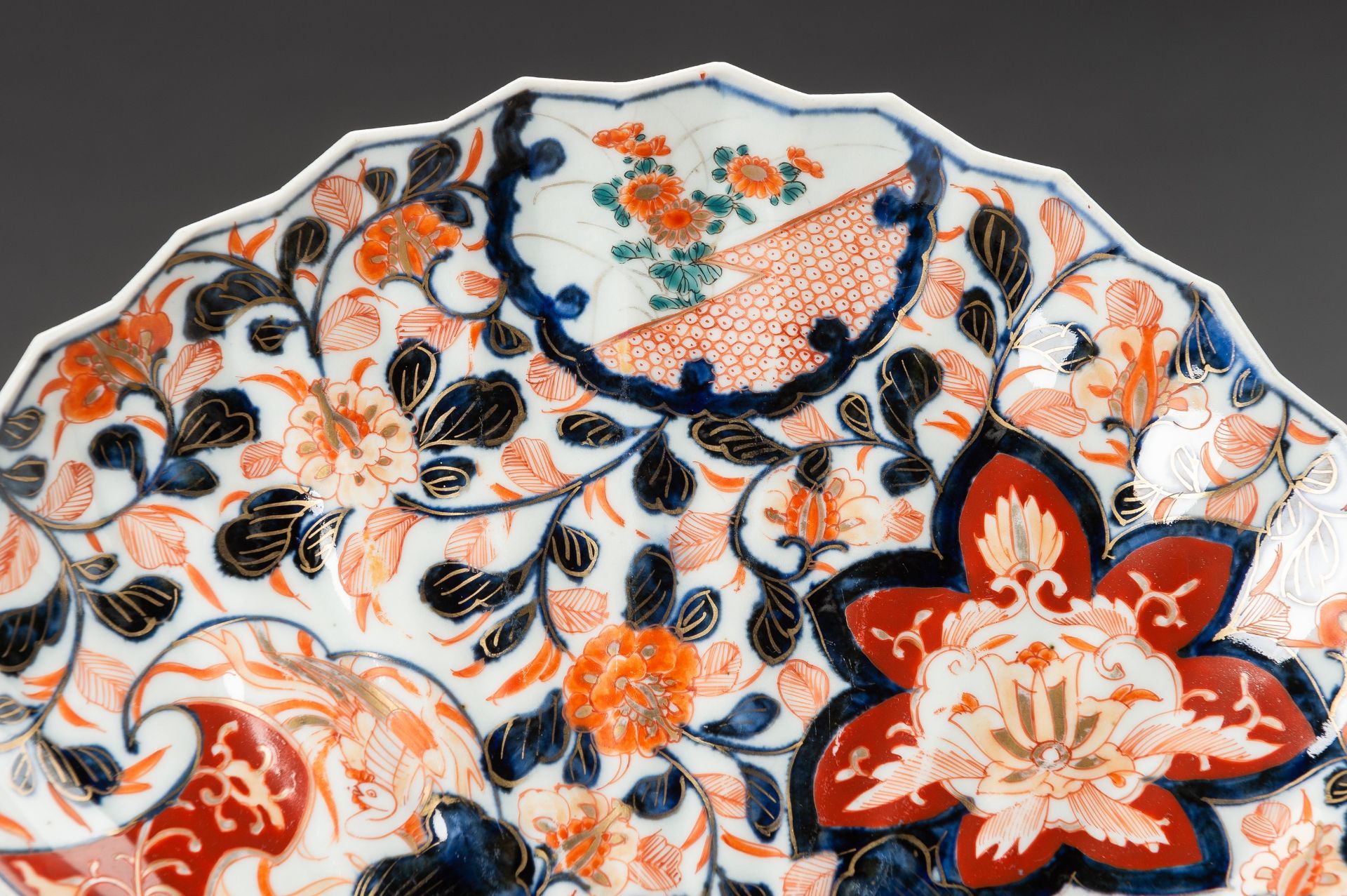 AN IMARI PORCELAIN 'FAN' TRAY WITH OKAME, 19th CENTURY - Image 4 of 11